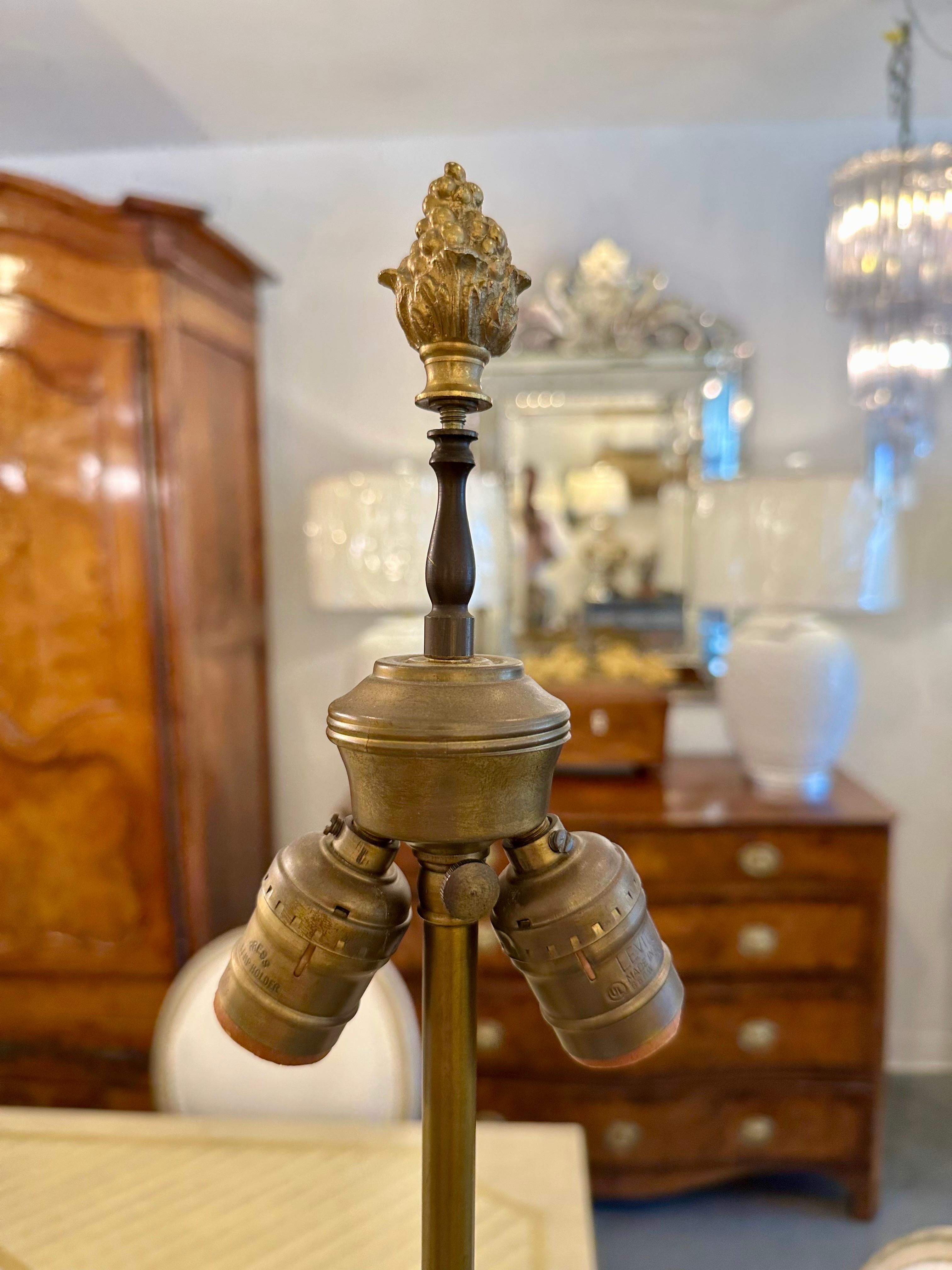 Fin du 19e siècle Urne en bronze et métal doré électrifiée comme une lampe Bon état - En vente à WEST PALM BEACH, FL