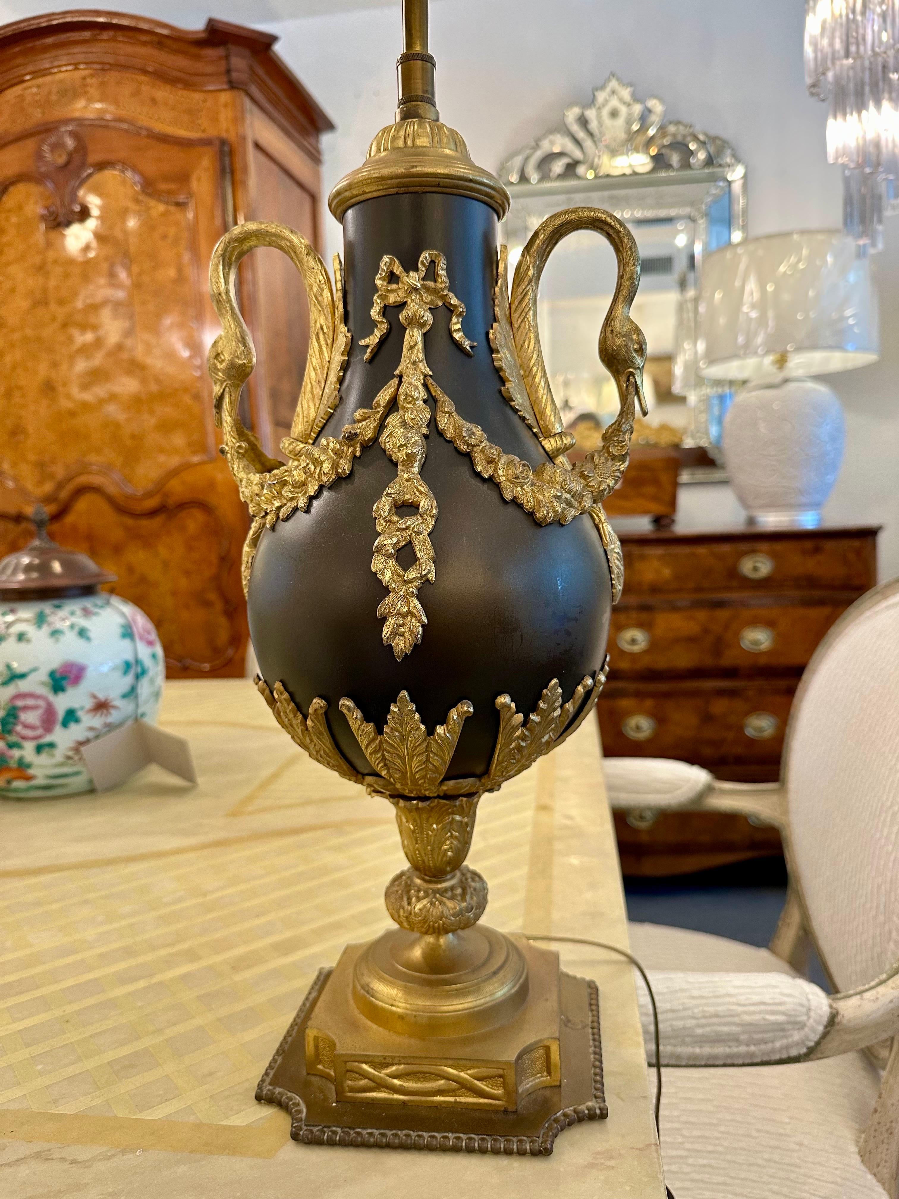 XIXe siècle Fin du 19e siècle Urne en bronze et métal doré électrifiée comme une lampe en vente