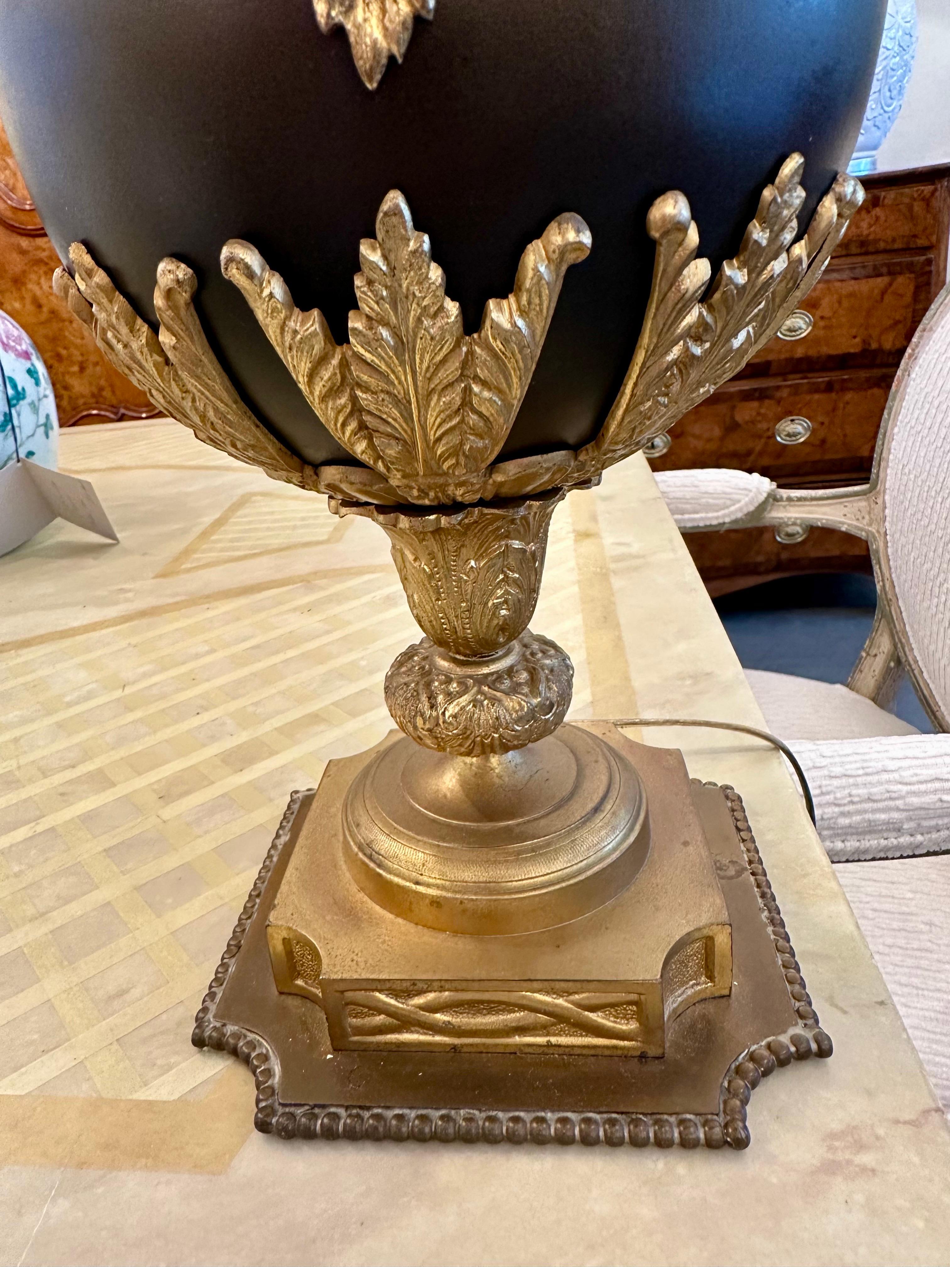 Bronze Fin du 19e siècle Urne en bronze et métal doré électrifiée comme une lampe en vente