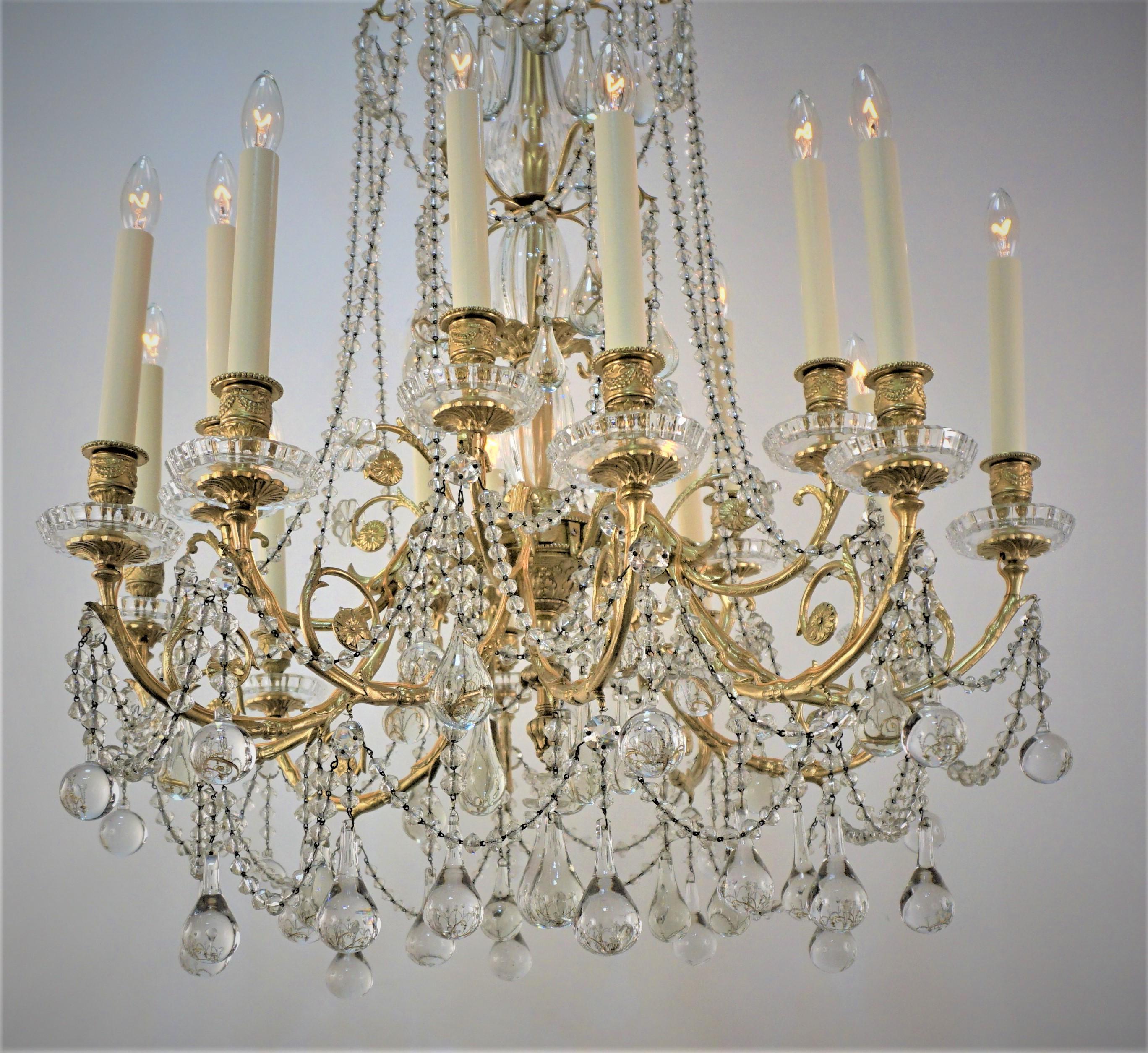 Exquis lustre à quinze lumières en bronze et cristal de la fin du XIXe siècle, marqué Baccarat.
Recâblage professionnel et prêt à être installé.
Mesures : 29 de large, 46