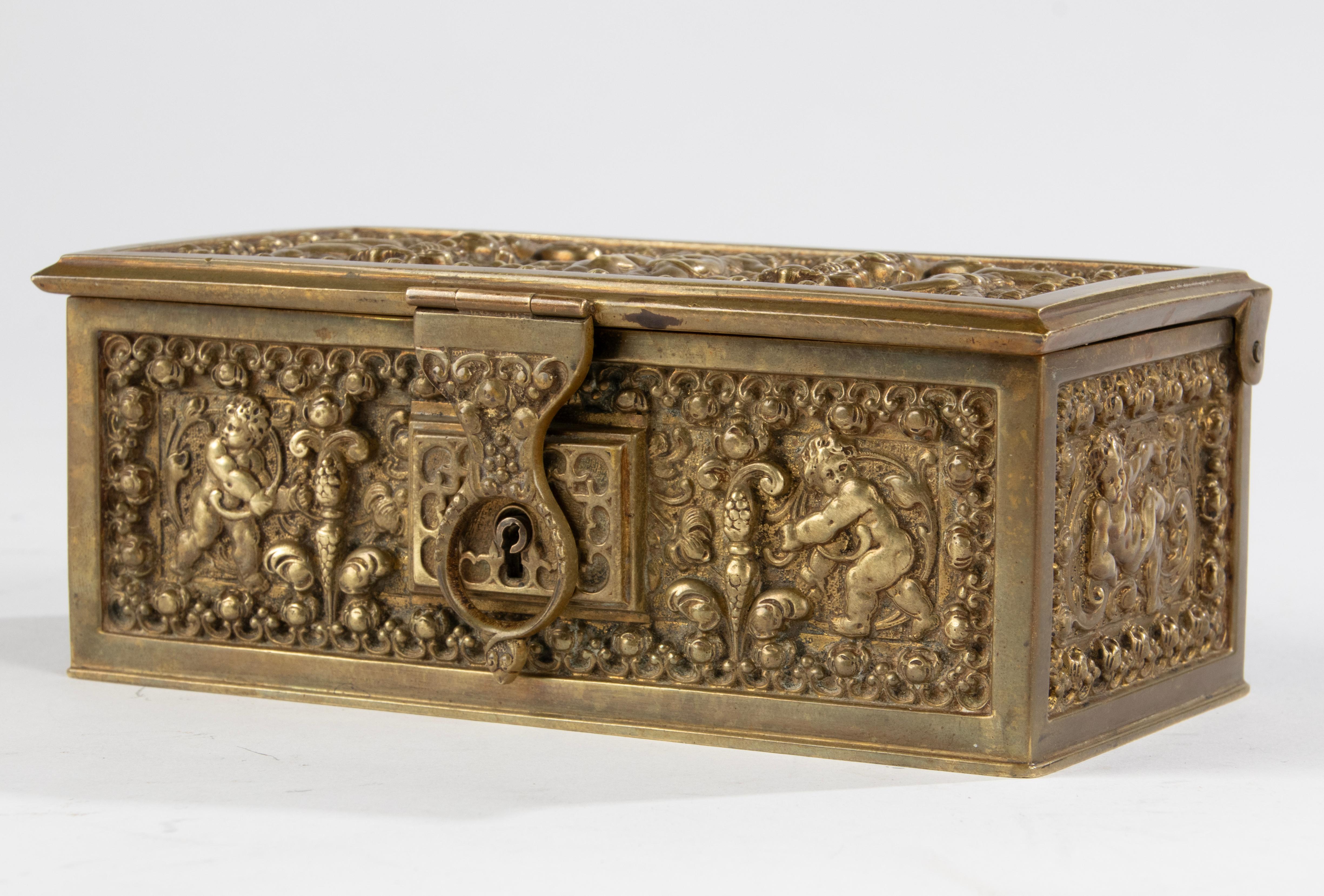 Fin du 19e siècle Boîte en bronze - Putti - Style Renaissance  en vente 7