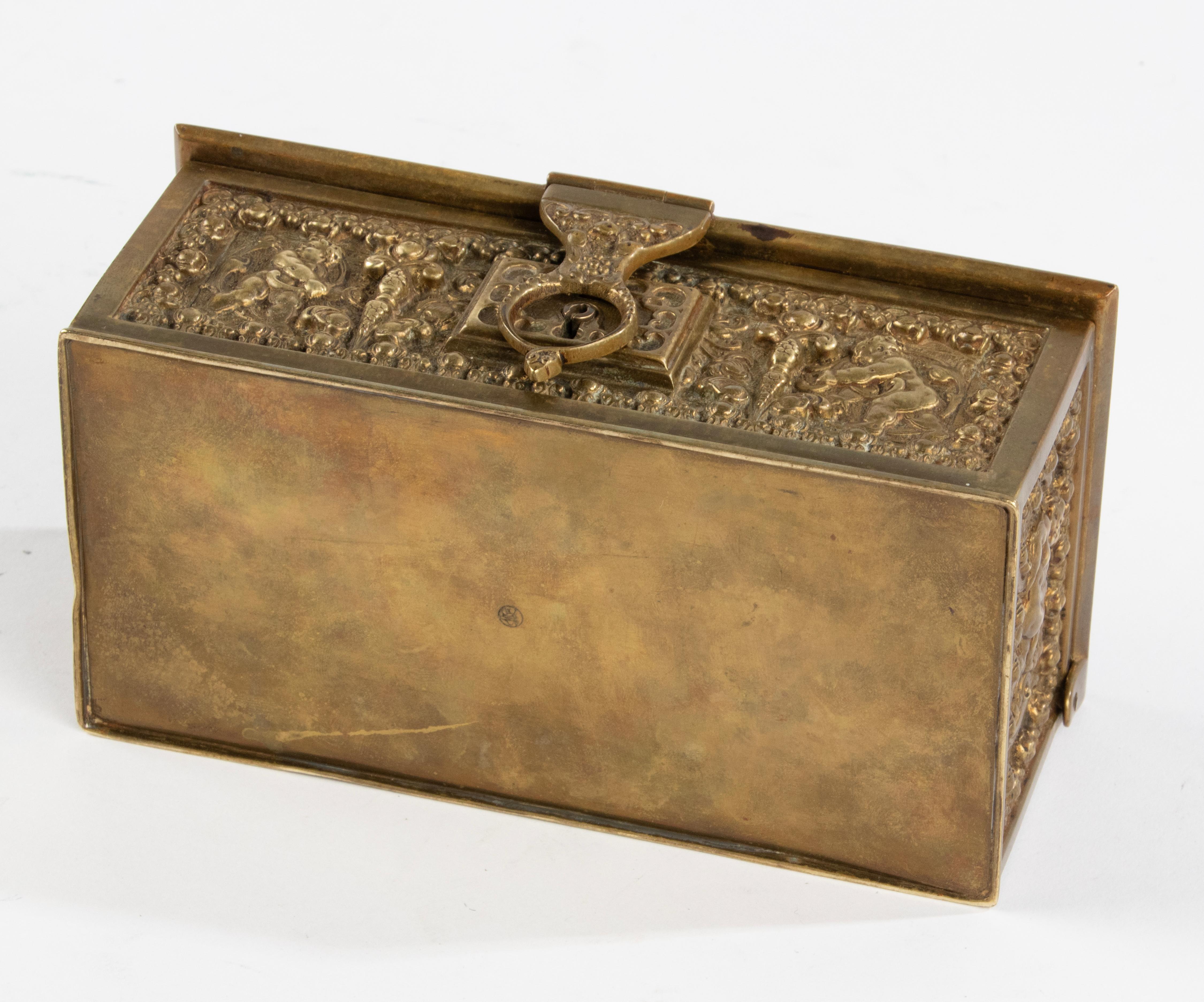 Fin du 19e siècle Boîte en bronze - Putti - Style Renaissance  en vente 9