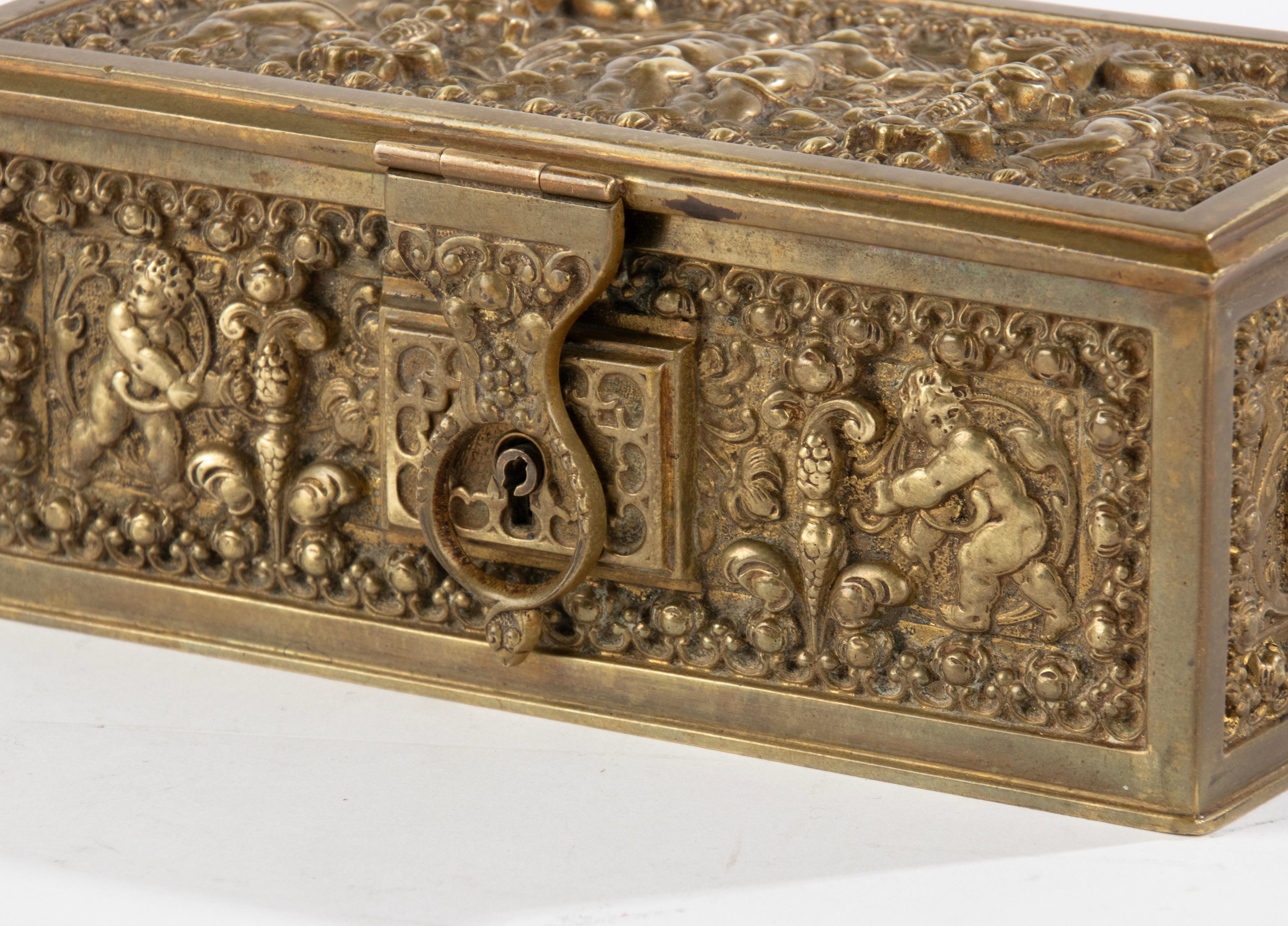 Eine schöne Bronzeschatulle, verziert im Renaissancestil mit Putten und dekorativen Ornamenten. 
Die Box ist in gutem Zustand, der Schlüssel fehlt. Schöne Farbe und Patina. 

Abmessungen: 7 (H) x 17 x 9 cm
Kostenloser Versand weltweit