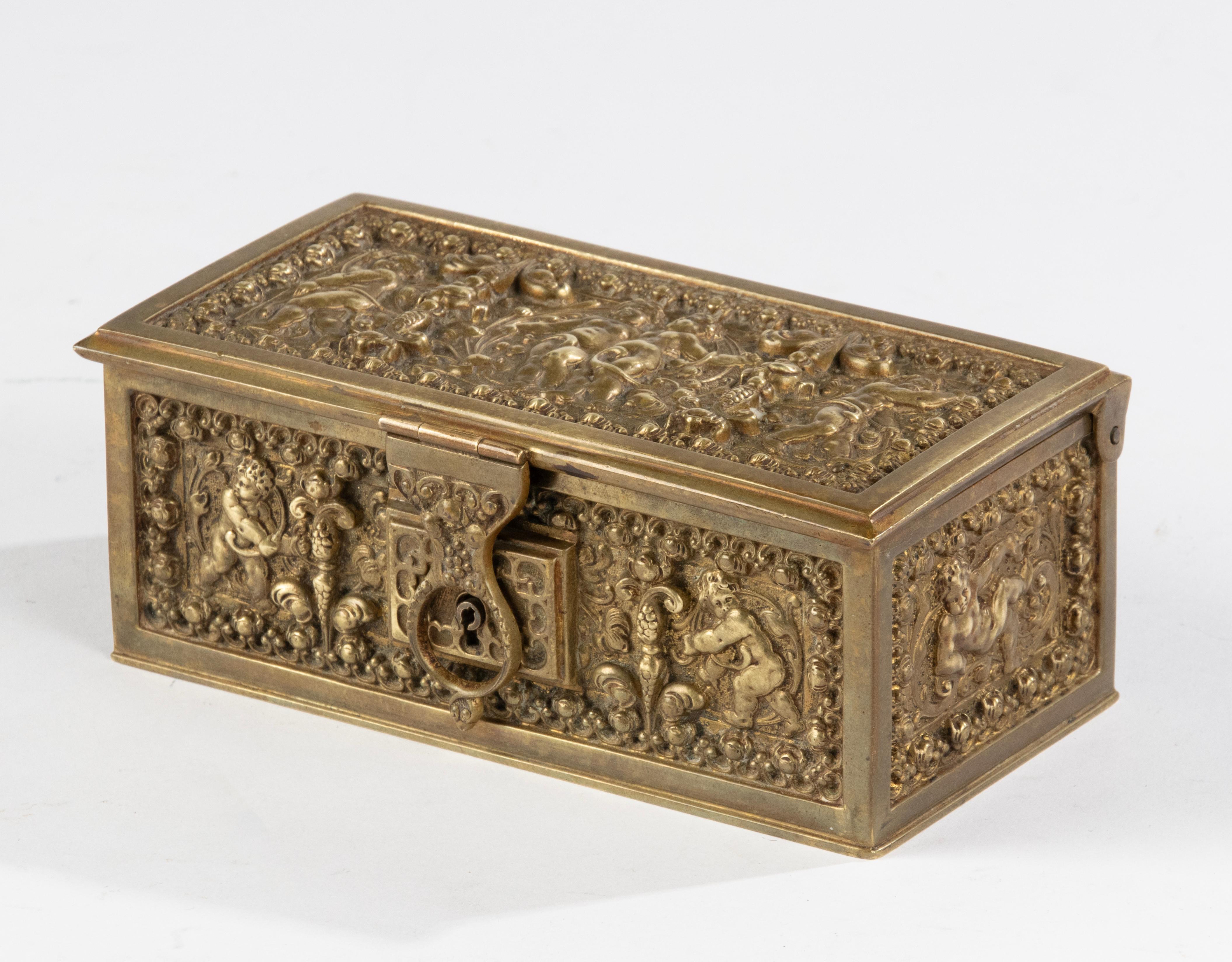 Français Fin du 19e siècle Boîte en bronze - Putti - Style Renaissance  en vente