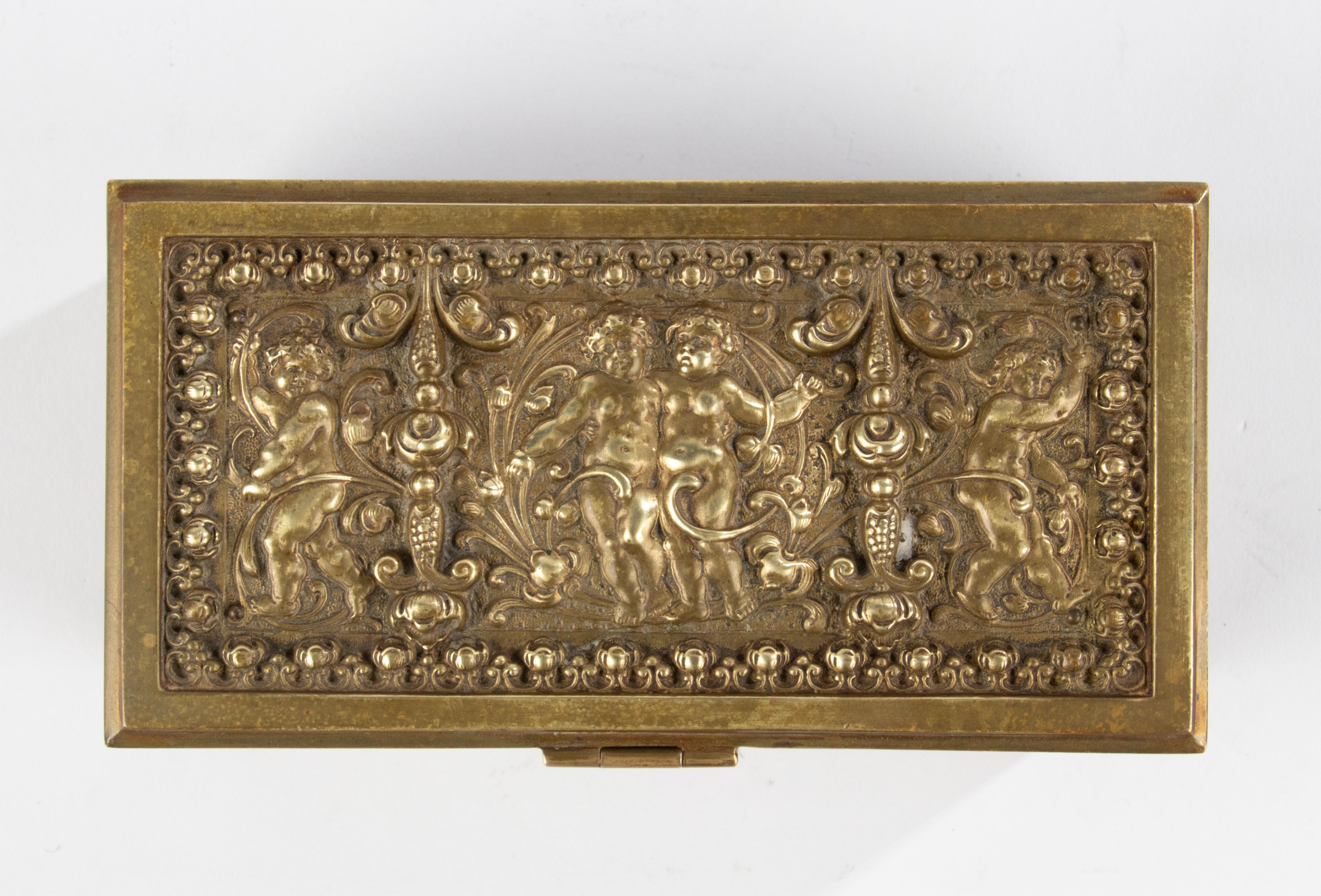 Moulage Fin du 19e siècle Boîte en bronze - Putti - Style Renaissance  en vente