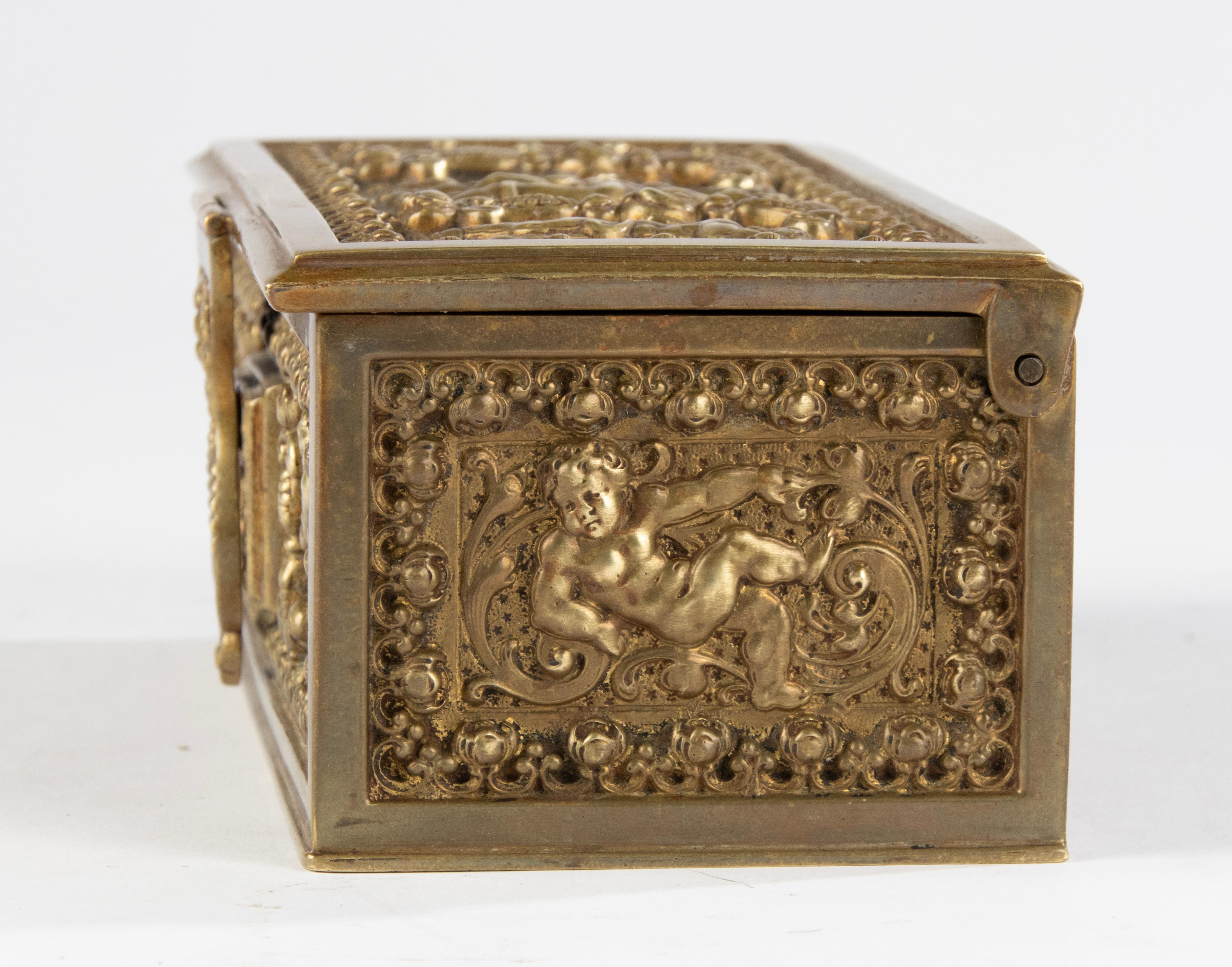 Fin du 19e siècle Boîte en bronze - Putti - Style Renaissance  Bon état - En vente à Casteren, Noord-Brabant