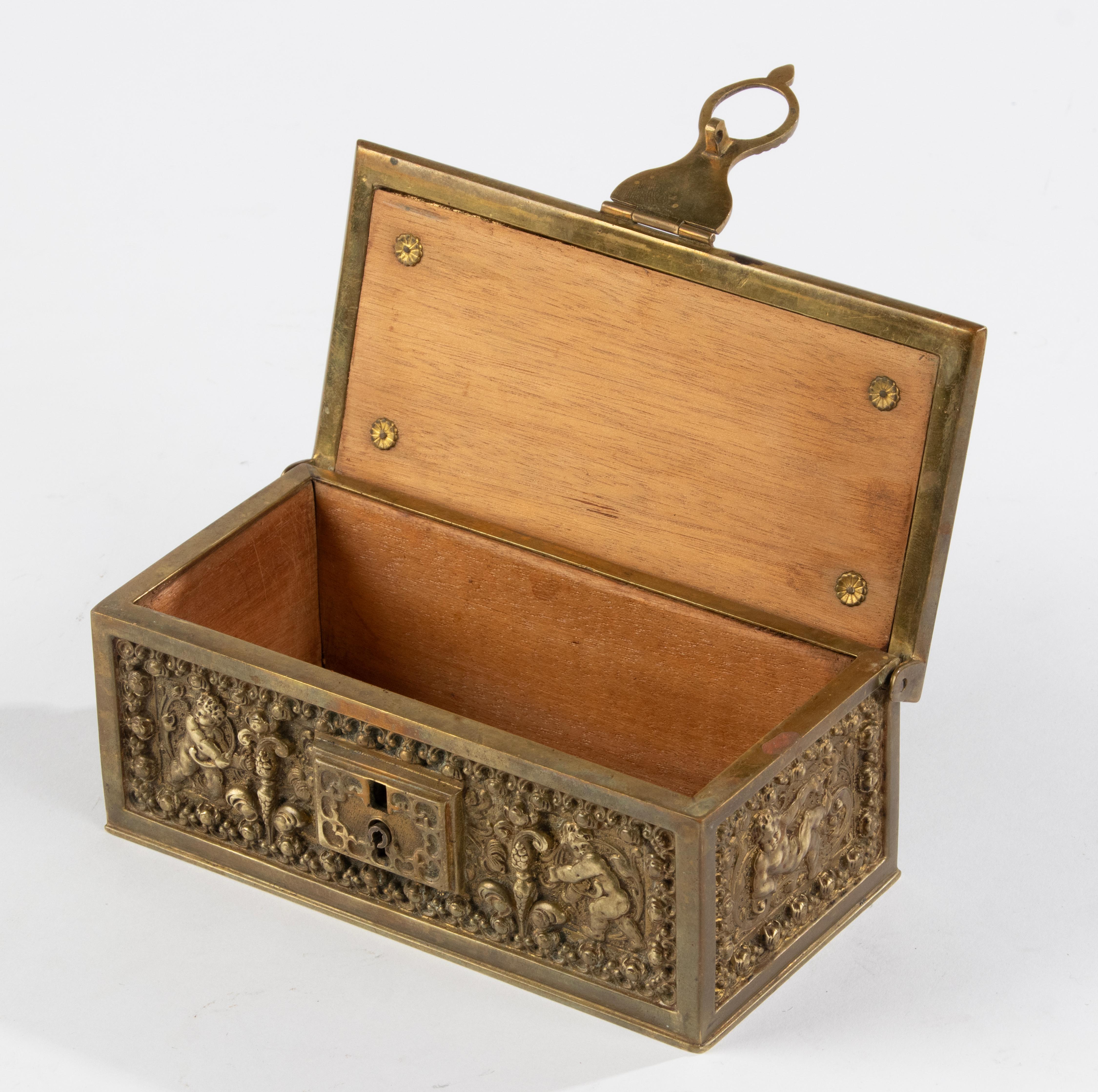 Laiton Fin du 19e siècle Boîte en bronze - Putti - Style Renaissance  en vente
