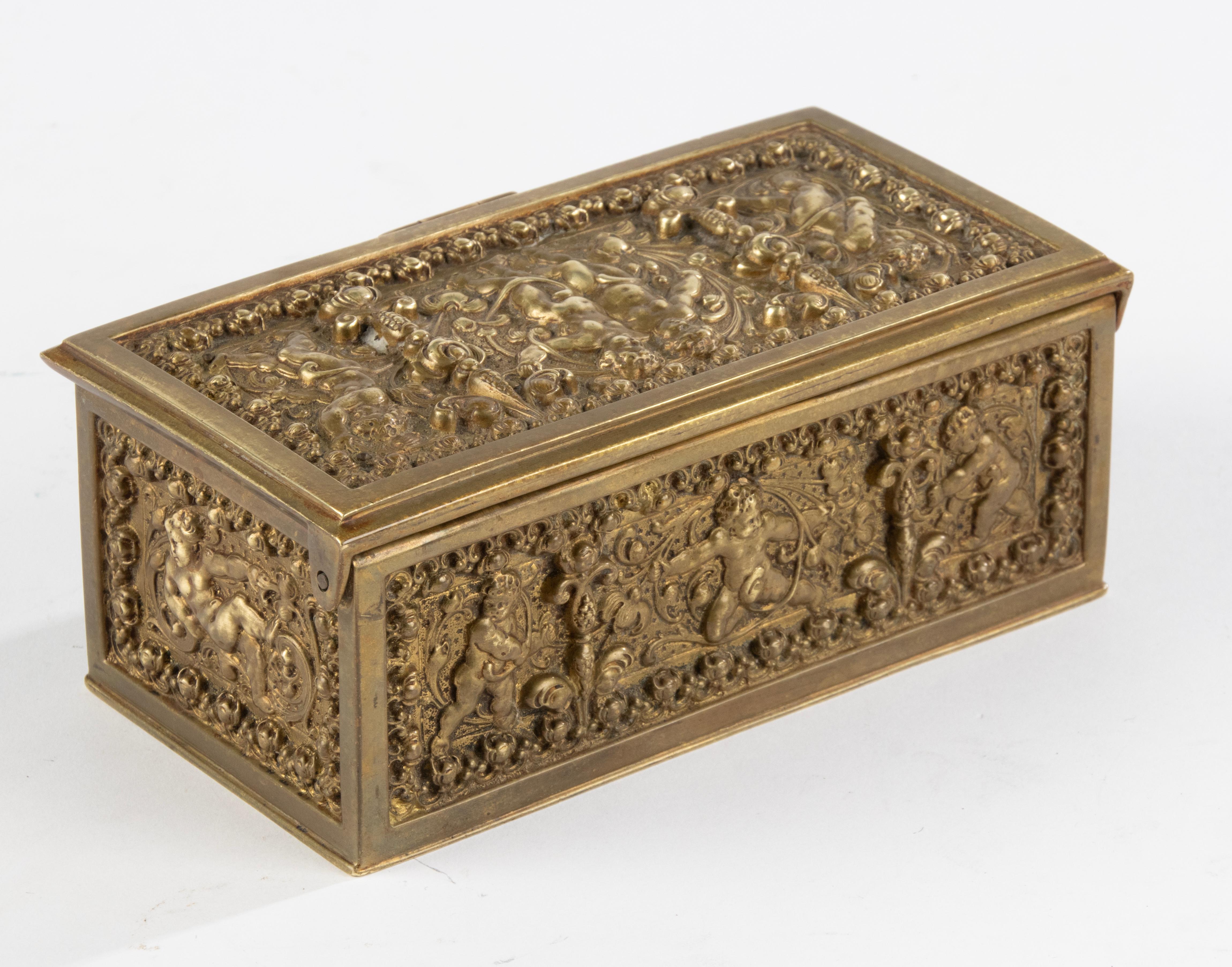 Fin du 19e siècle Boîte en bronze - Putti - Style Renaissance  en vente 2