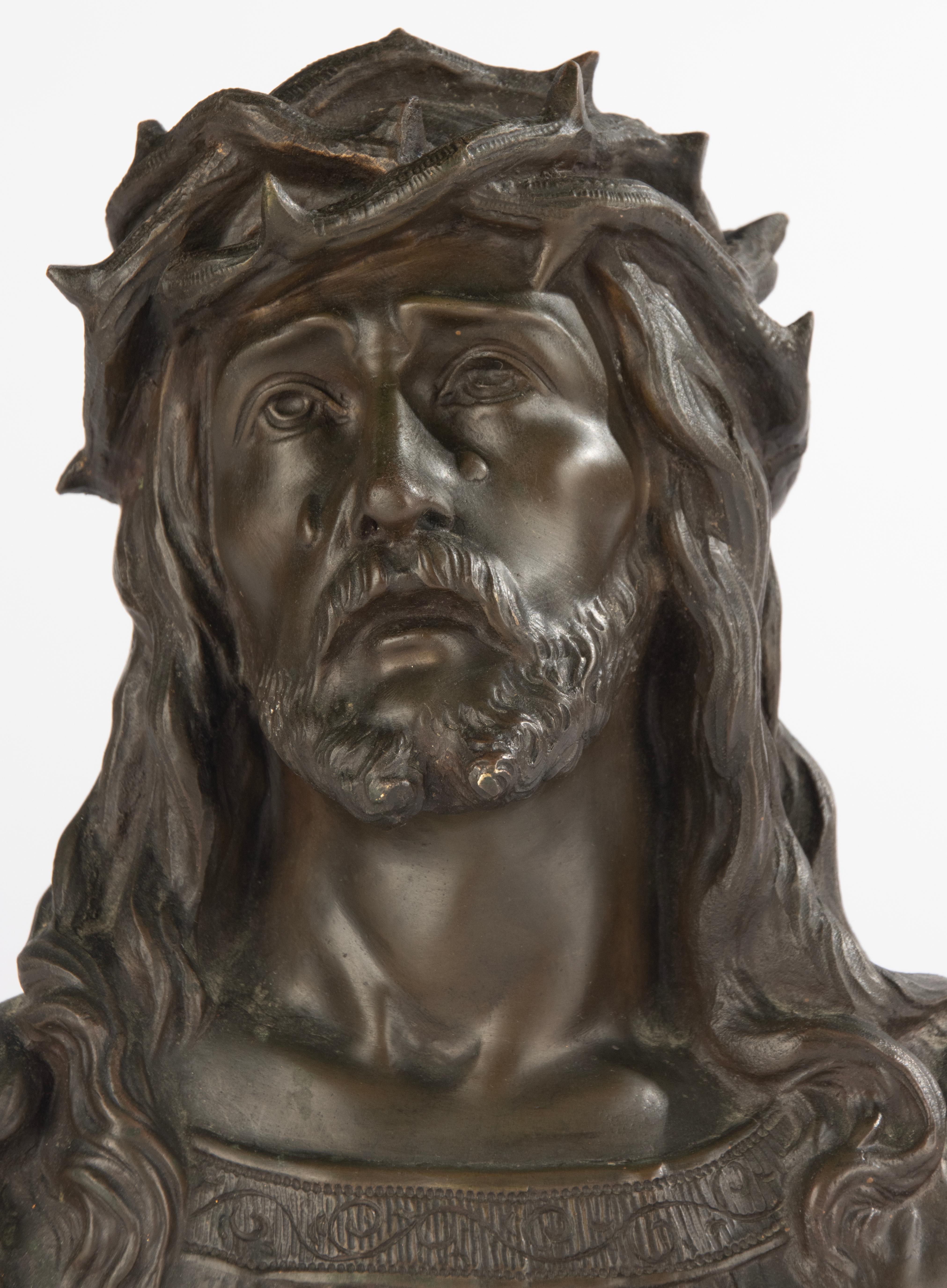 A beautiful bronze buste, depicting Jesus Christ with thorn crown. 
The bronze has a beautiful patina, the statue is in good condition. 
Made by Oscar Ruffony, a Swiss artist who mainly worked in France. 
The sculpture is signed on the back.