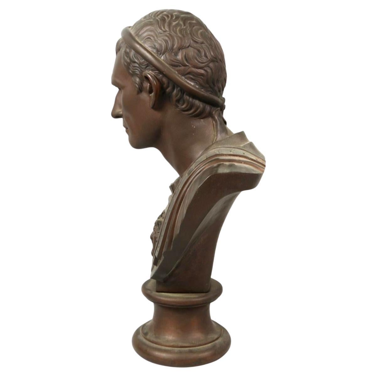 Eine Bronzebüste von Julius Cäsar, um 1890. Diese Bronzebüste von Caesar hat charakteristische Merkmale wie eine markante Stirn, kurz geschnittenes Haar und eine leicht gefurchte Stirn. Im späten 19. Jahrhundert ließen sich viele Künstler und