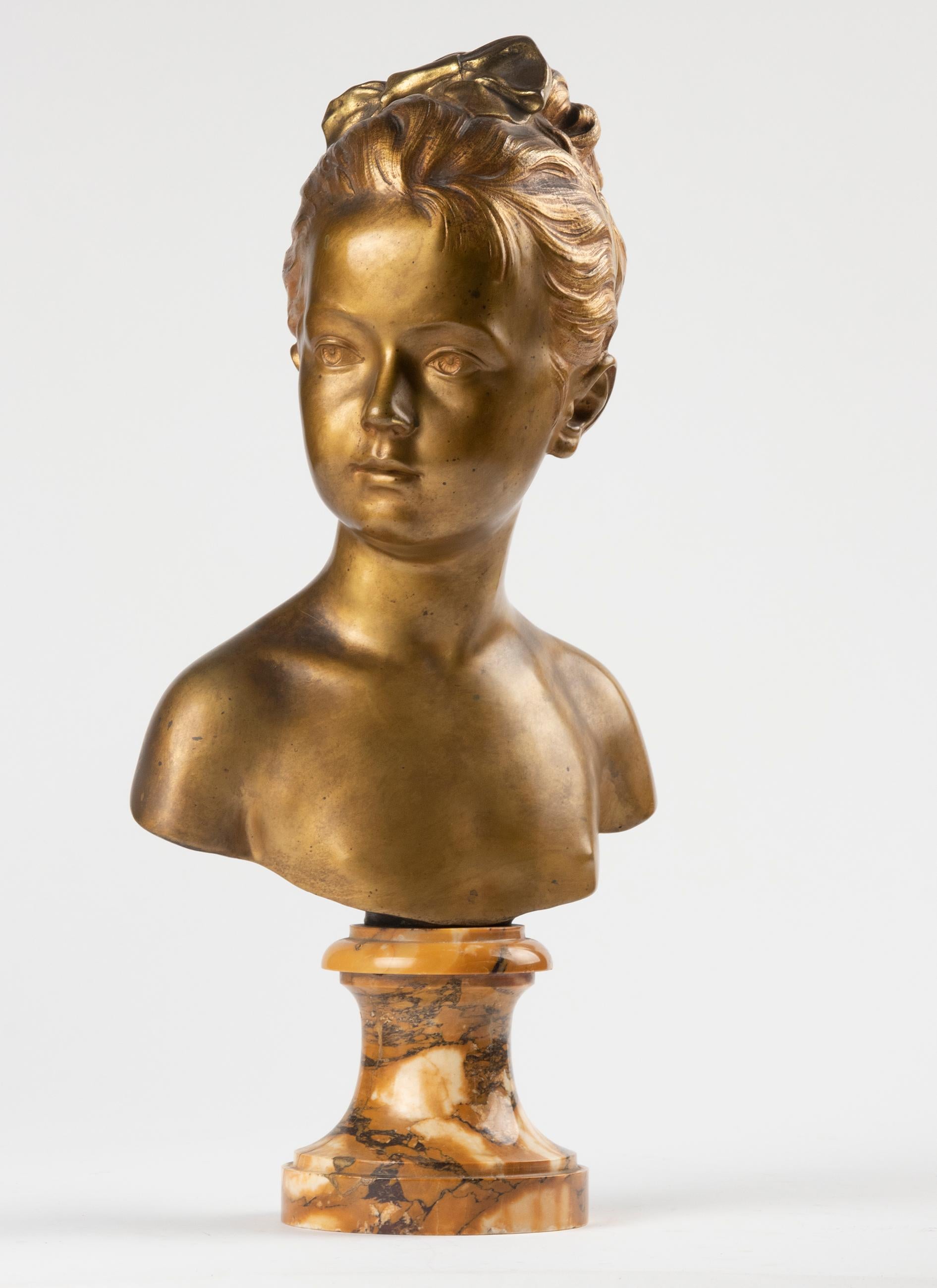 Un buste français en bronze à patine dorée originale est issu d'un chef-d'œuvre de Jean-Antoine Houdon. Le buste original de Louise Brongniart (1772-1845) a été réalisé en terre cuite en 1777 et exposé au Louvre à Paris. Les bustes de Louise et de