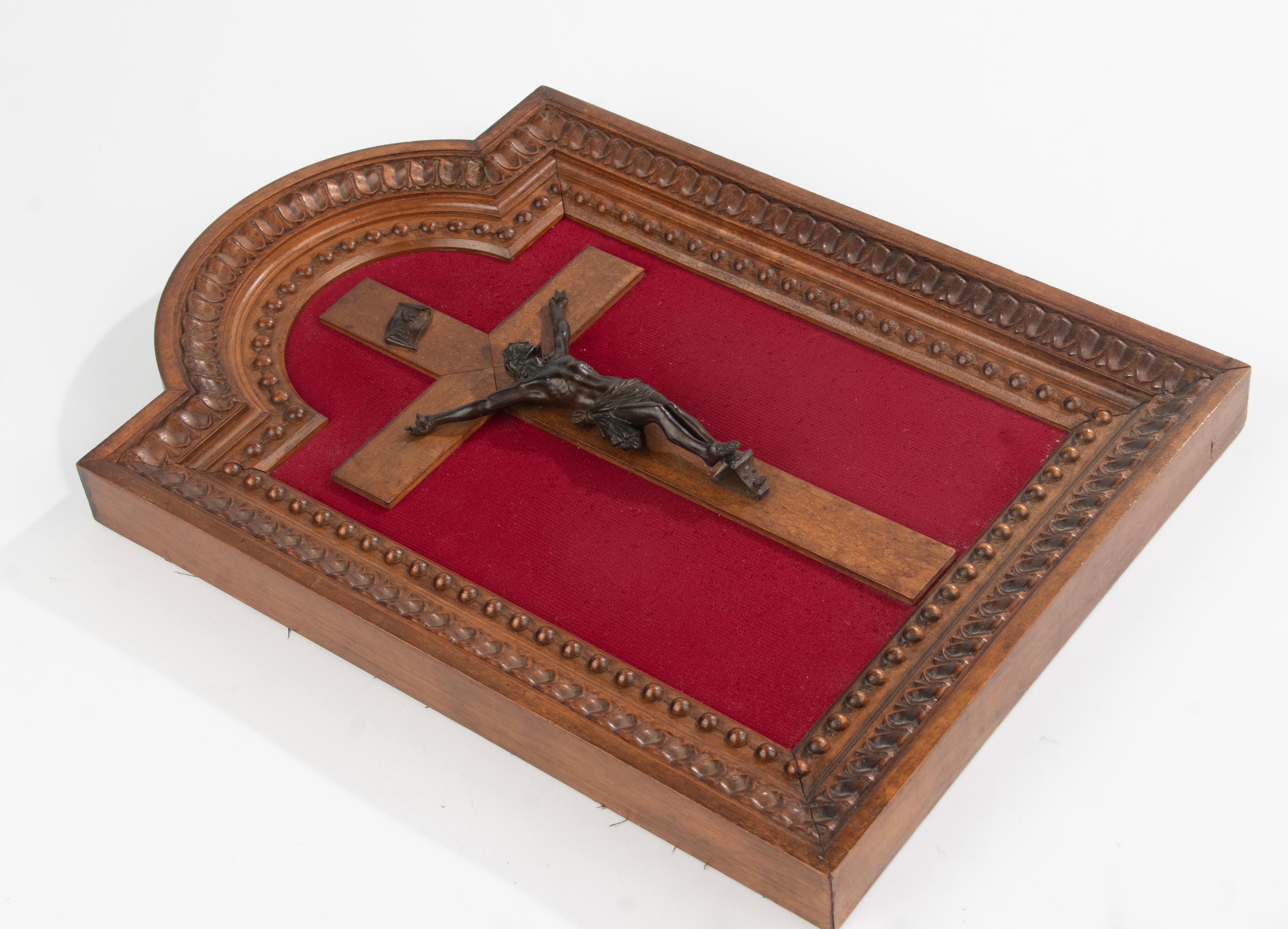 Late 19th Century Bronze Crucifix Corpus Christi in Carved Walnut Frame  For Sale 4