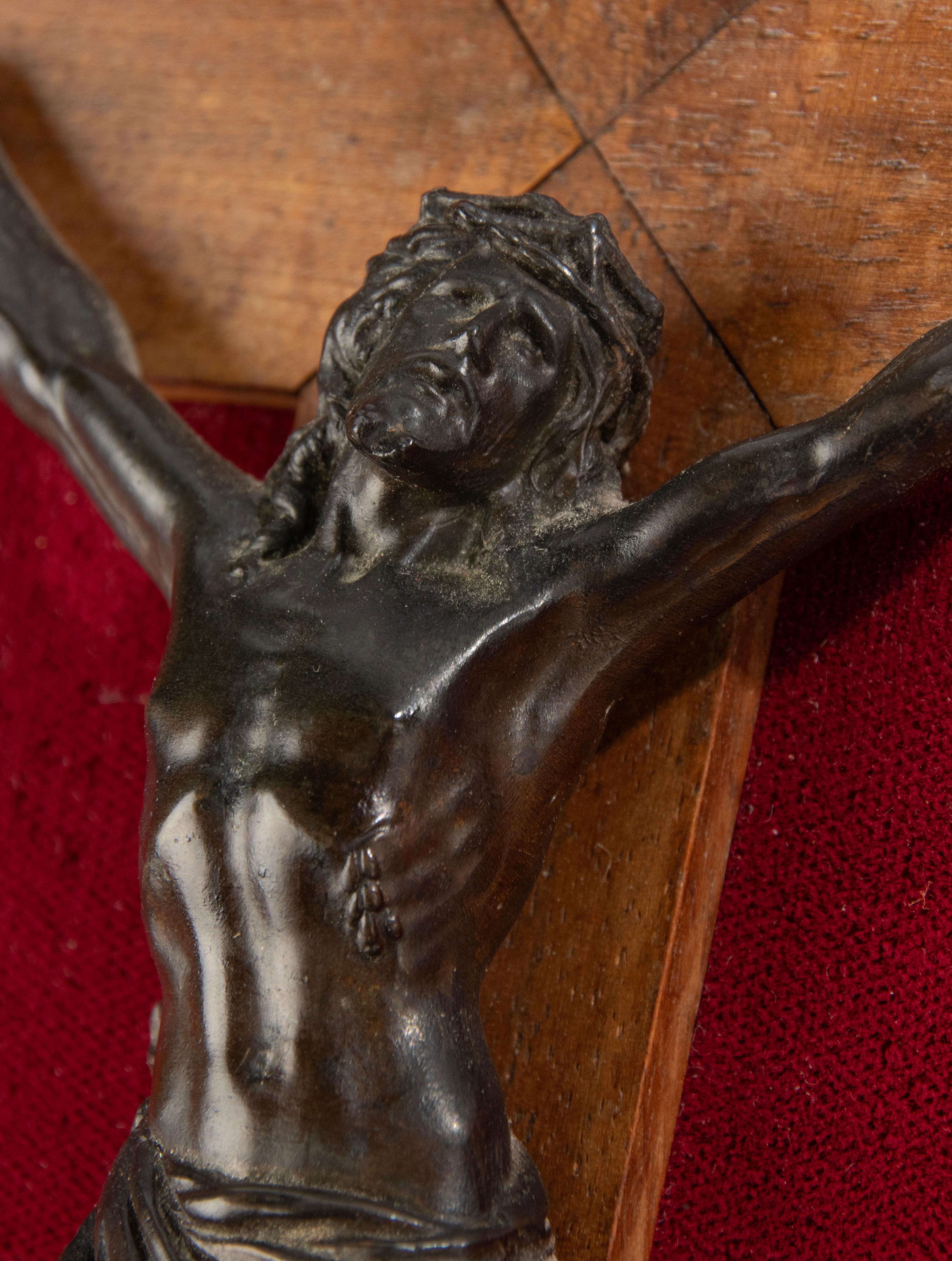 Crucifix Corpus Christi en bronze de la fin du XIXe siècle dans un cadre en noyer sculpté  en vente 4