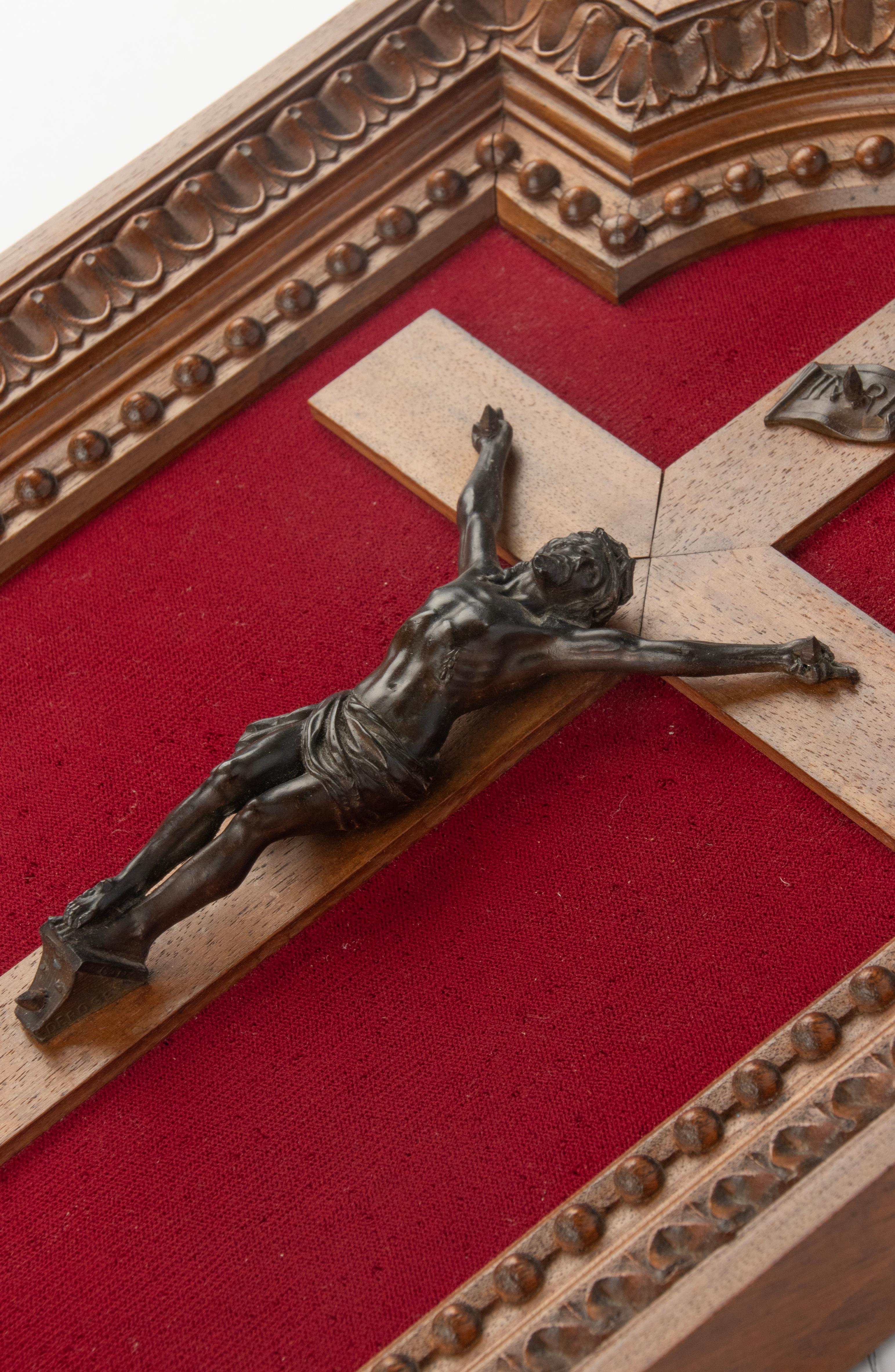Bronze-Kreuzfix Corpus Christi aus dem späten 19. Jahrhundert in geschnitztem Rahmen aus Nussbaumholz  im Angebot 8