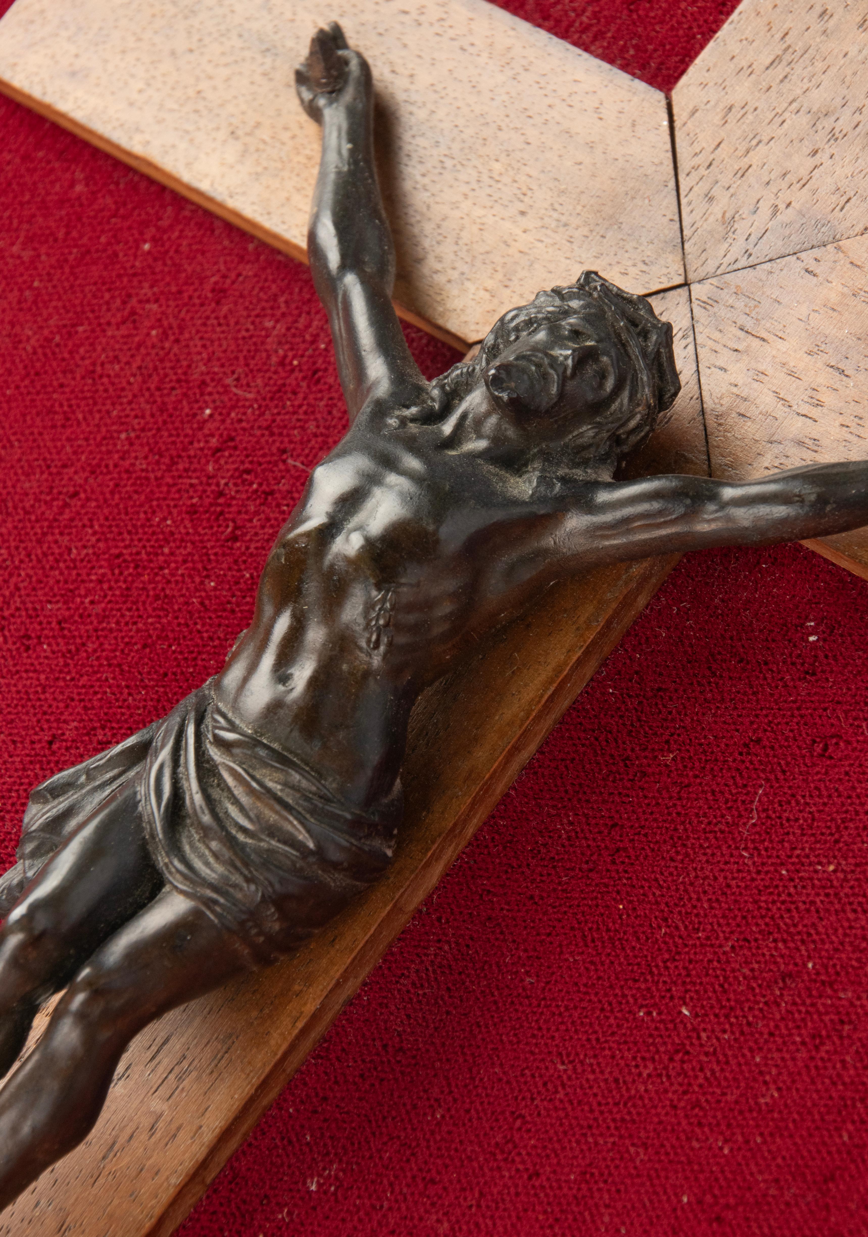 Crucifix Corpus Christi en bronze de la fin du XIXe siècle dans un cadre en noyer sculpté  en vente 8