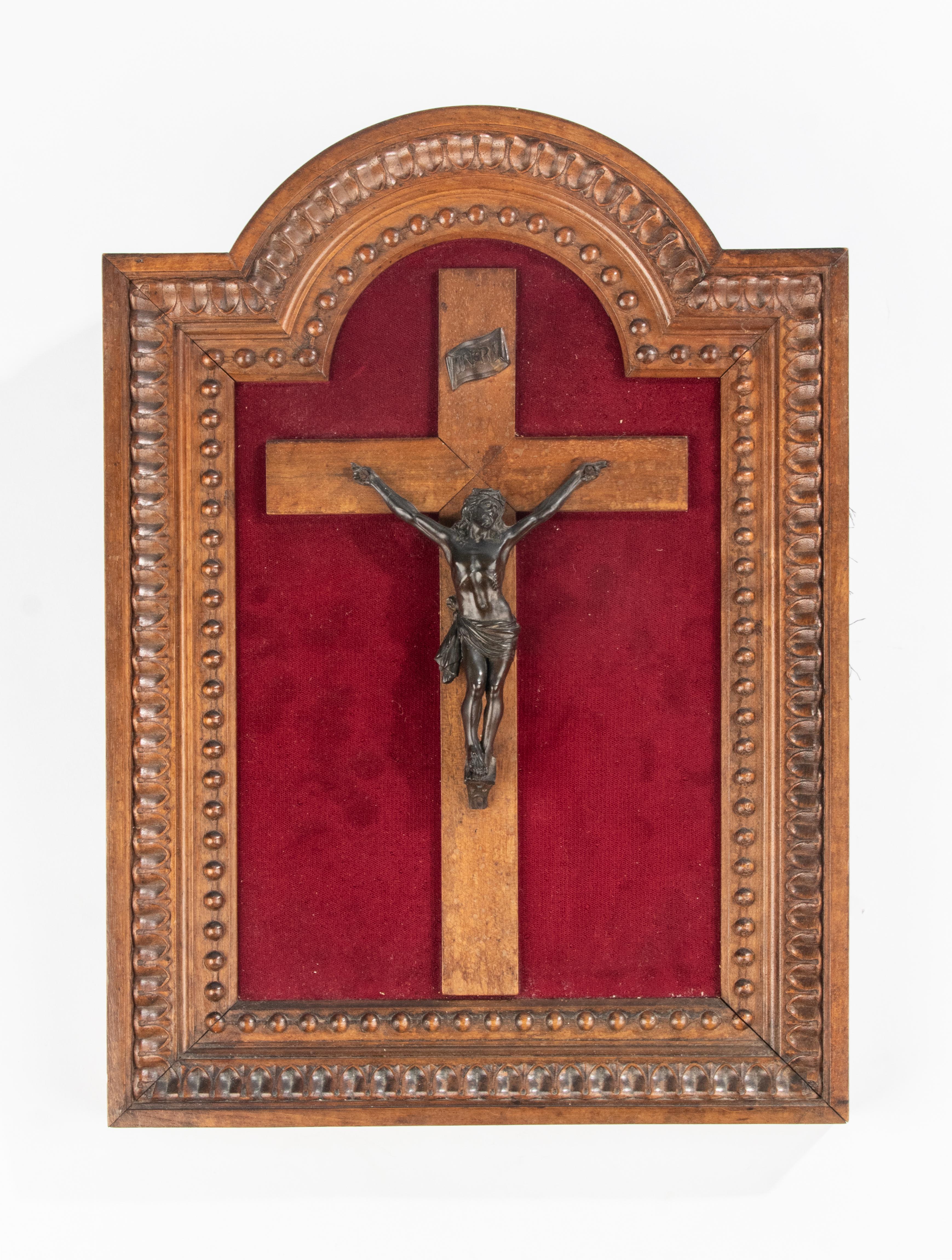 Bronze-Kreuzfix Corpus Christi aus dem späten 19. Jahrhundert in geschnitztem Rahmen aus Nussbaumholz  (Neugotik) im Angebot