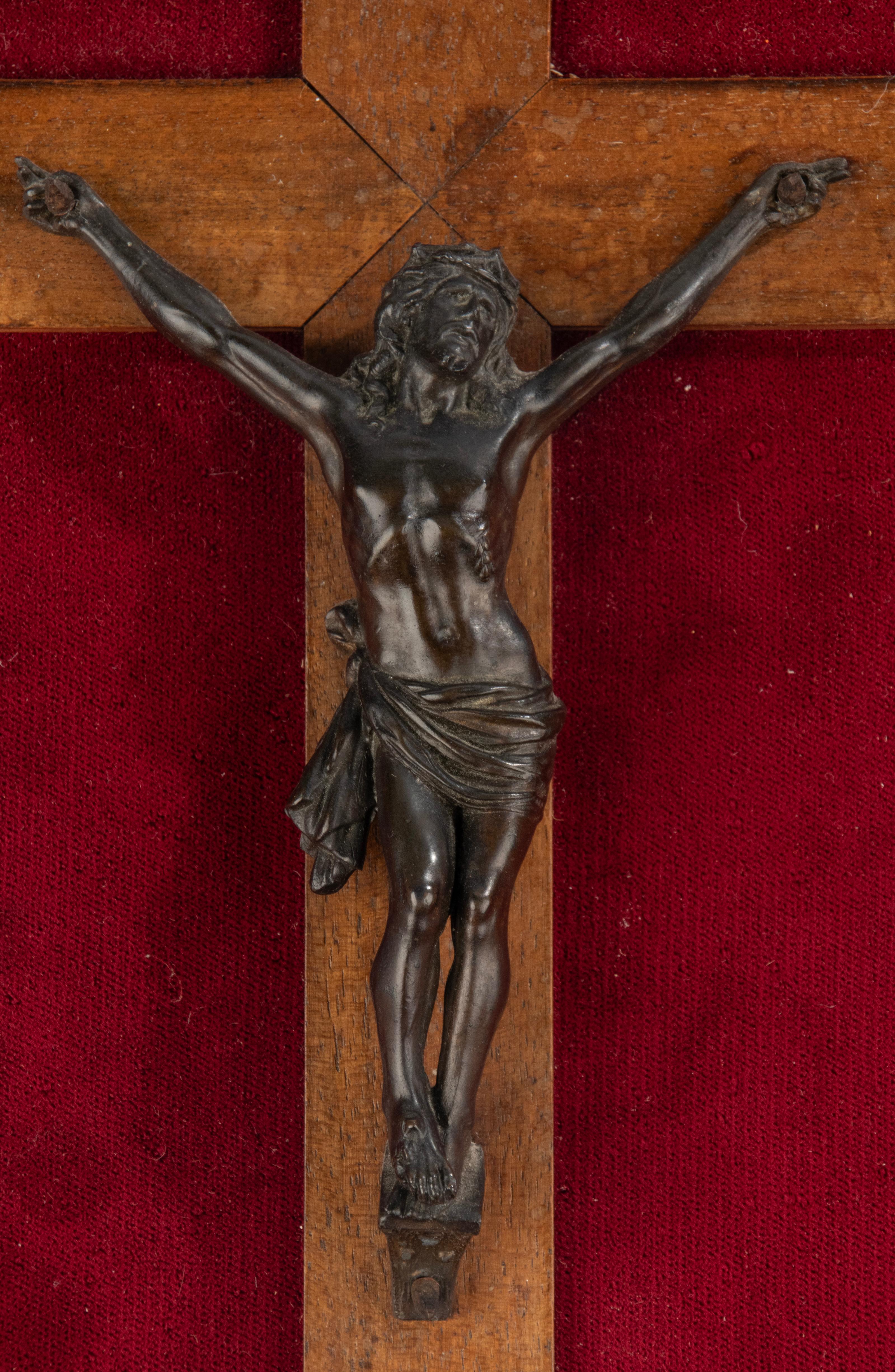 Bronze-Kreuzfix Corpus Christi aus dem späten 19. Jahrhundert in geschnitztem Rahmen aus Nussbaumholz  (Französisch) im Angebot