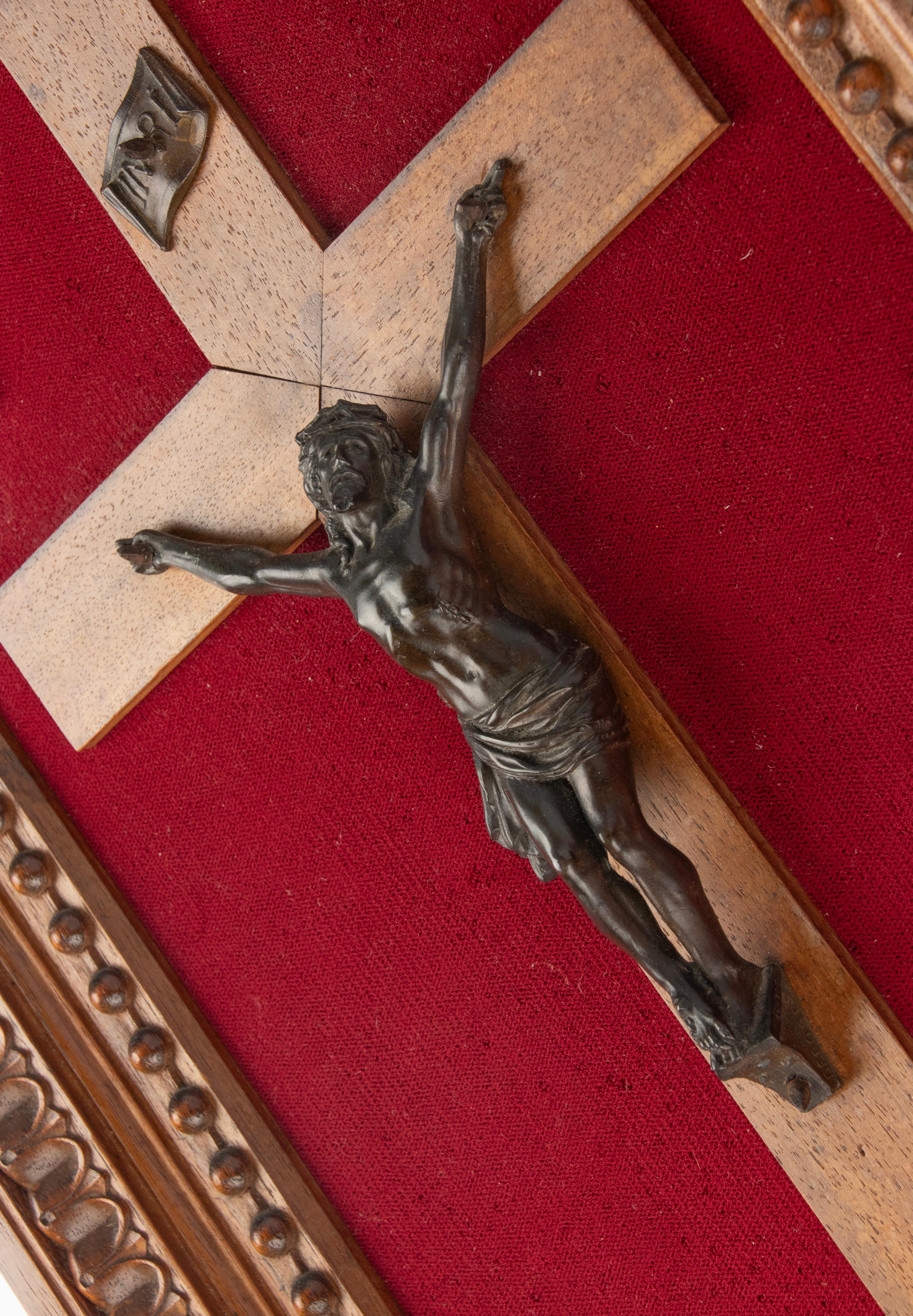 Bronze-Kreuzfix Corpus Christi aus dem späten 19. Jahrhundert in geschnitztem Rahmen aus Nussbaumholz  (Handgeschnitzt) im Angebot