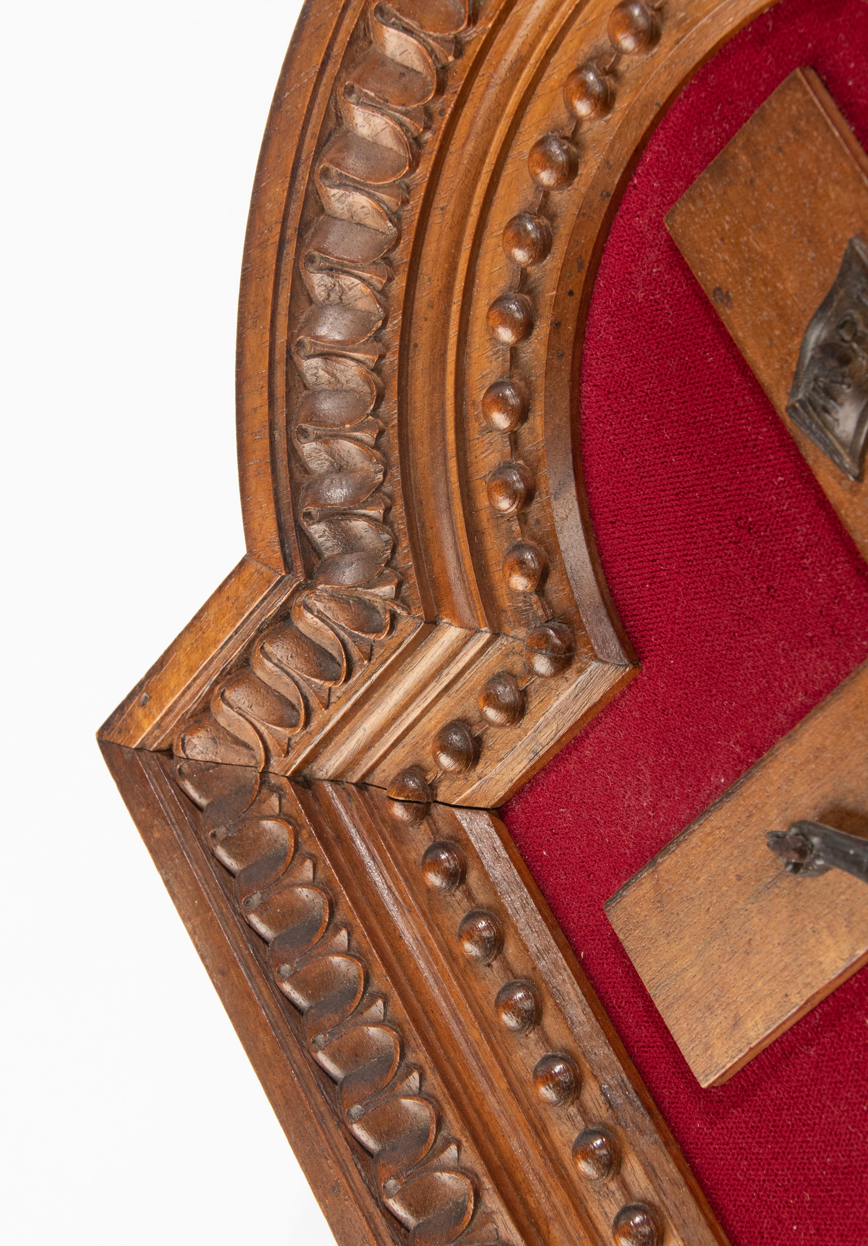 Bronze-Kreuzfix Corpus Christi aus dem späten 19. Jahrhundert in geschnitztem Rahmen aus Nussbaumholz  im Zustand „Gut“ im Angebot in Casteren, Noord-Brabant