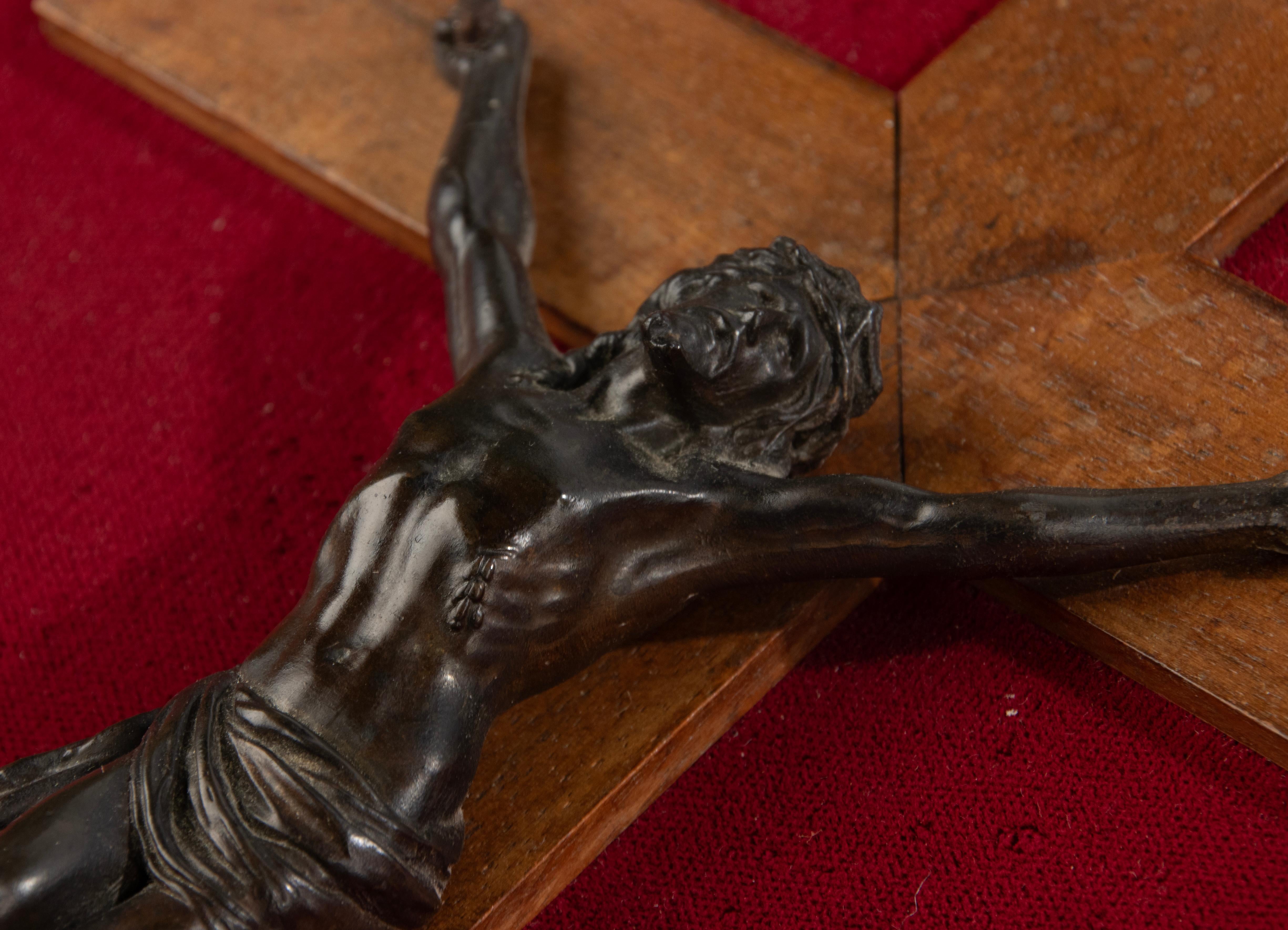 Bronze-Kreuzfix Corpus Christi aus dem späten 19. Jahrhundert in geschnitztem Rahmen aus Nussbaumholz  im Angebot 1