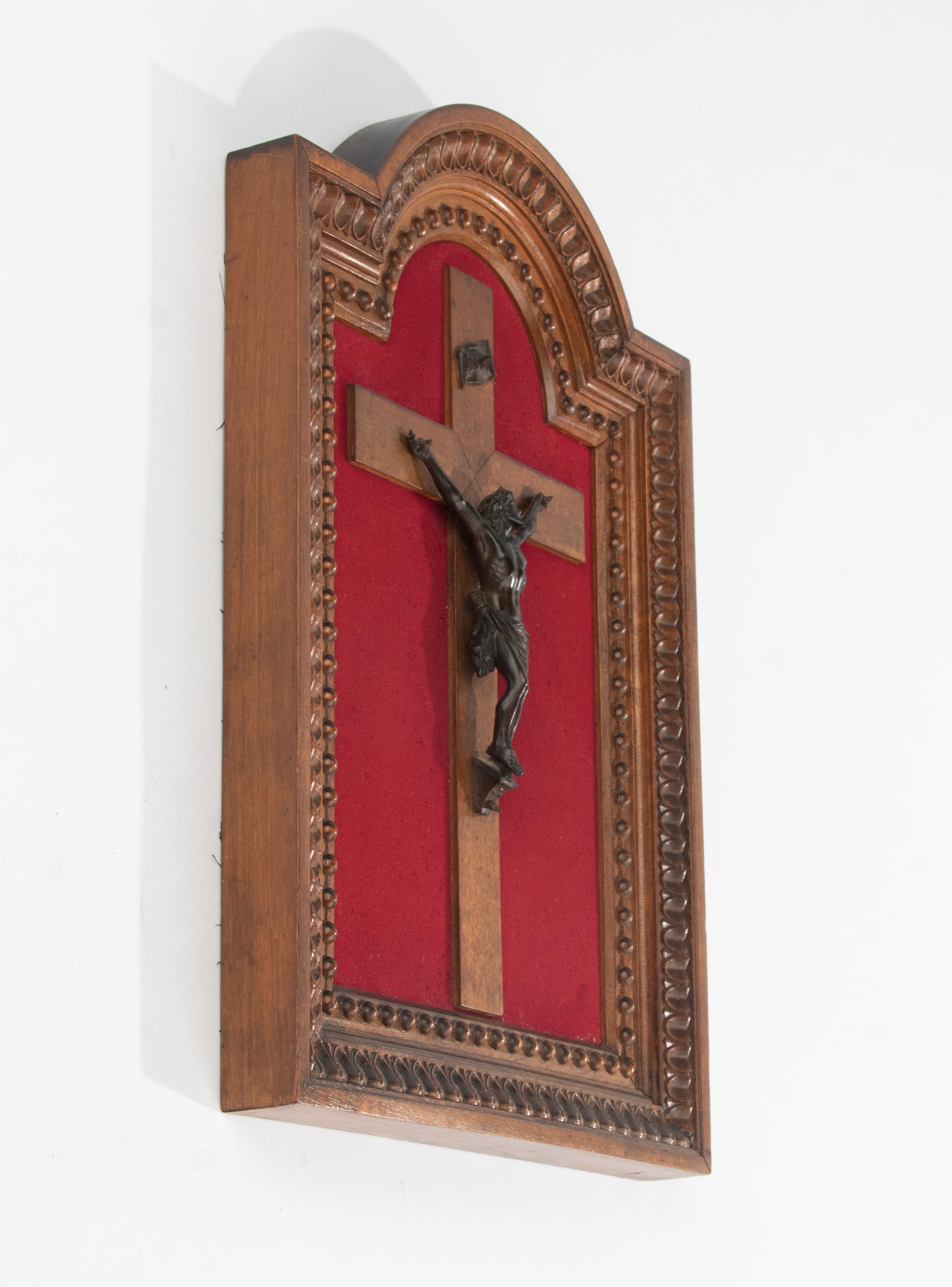 Crucifix Corpus Christi en bronze de la fin du XIXe siècle dans un cadre en noyer sculpté  en vente 1