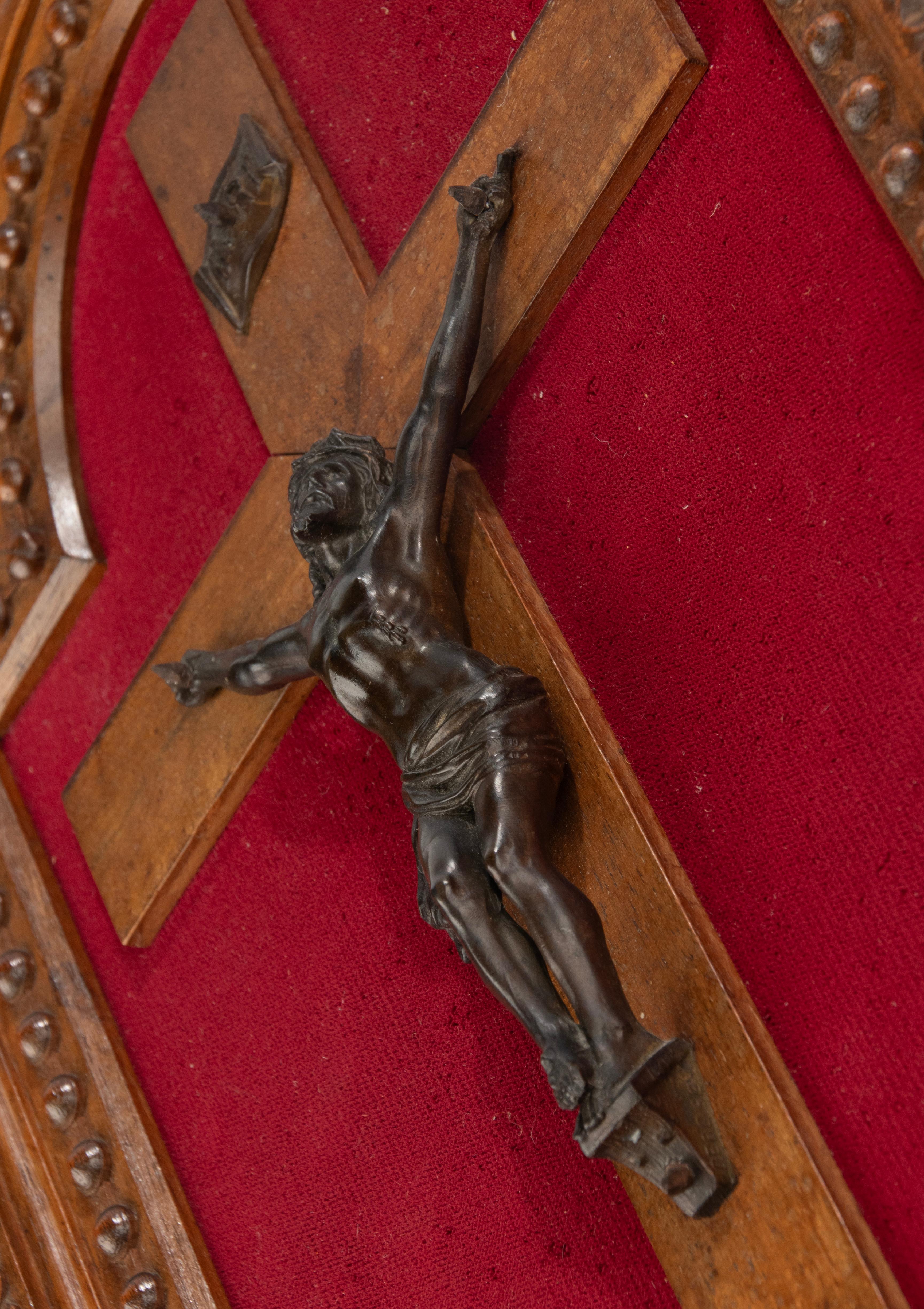 Bronze-Kreuzfix Corpus Christi aus dem späten 19. Jahrhundert in geschnitztem Rahmen aus Nussbaumholz  im Angebot 3