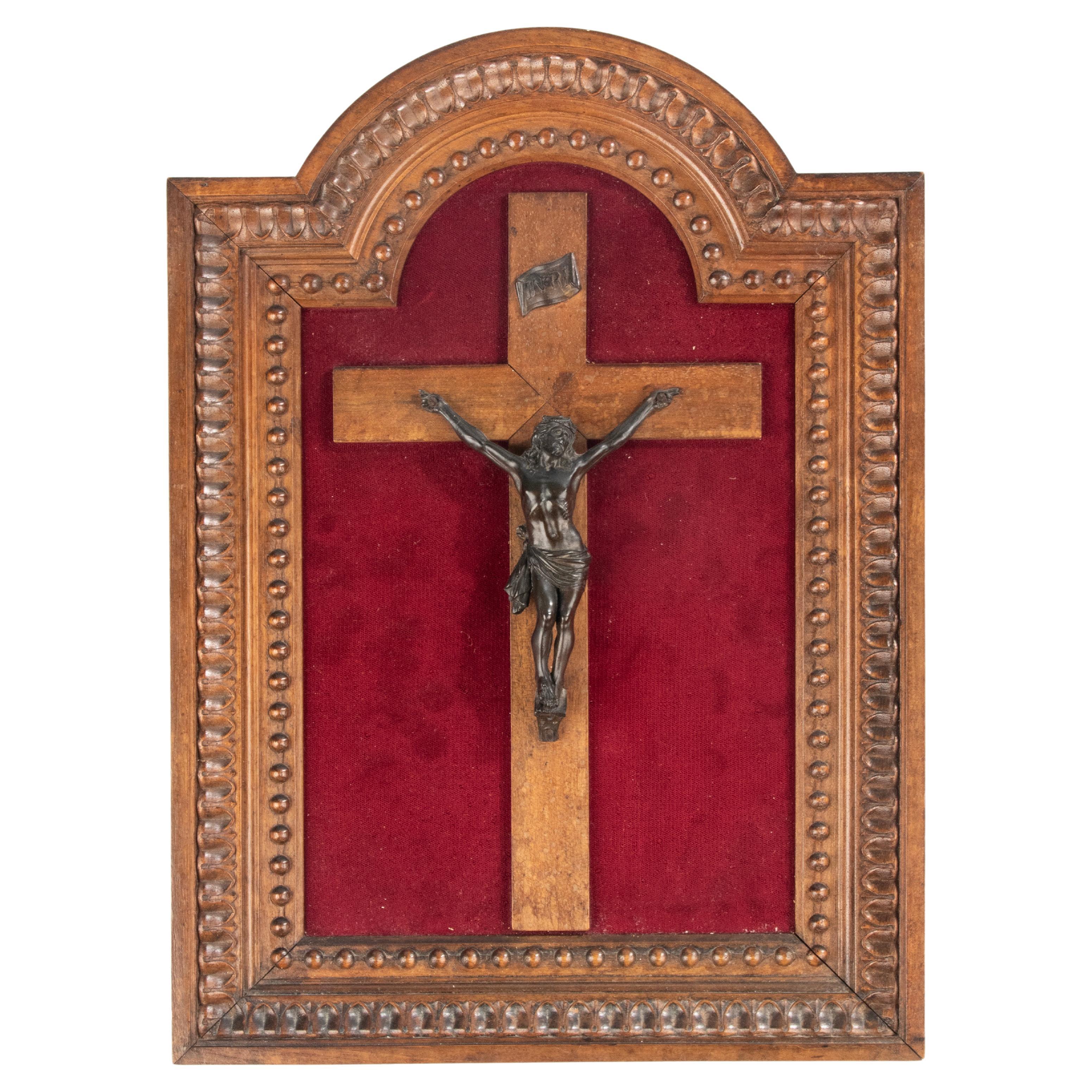 Crucifix Corpus Christi en bronze de la fin du XIXe siècle dans un cadre en noyer sculpté  en vente