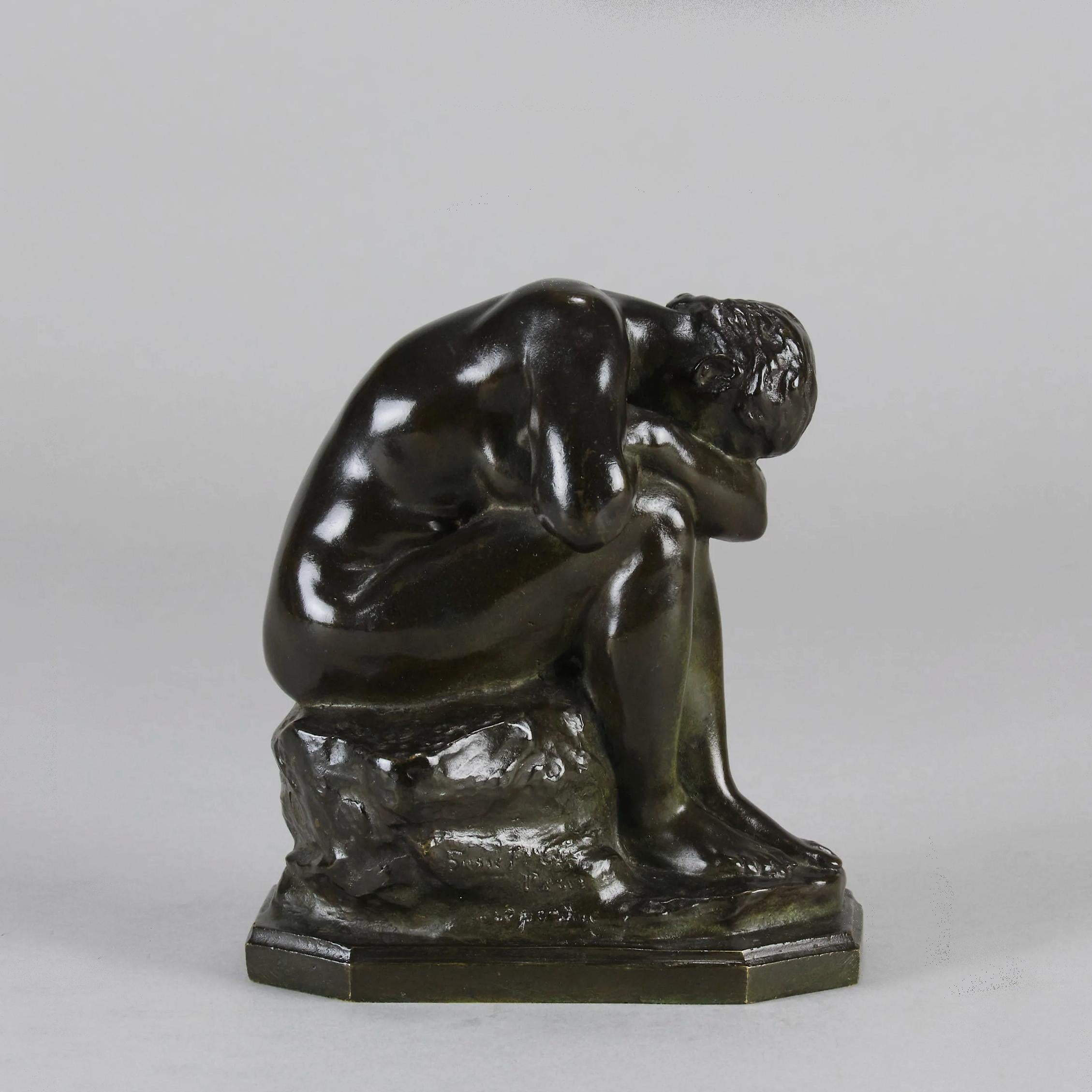 Énigmatique étude en bronze de la fin du XIXe siècle représentant un nu féminin assis s'appuyant sur ses genoux, cachant son visage, sur une base rectangulaire naturaliste intégrale, signée d'un côté DALOU au-dessus du miroir fissuré (tourné vers
