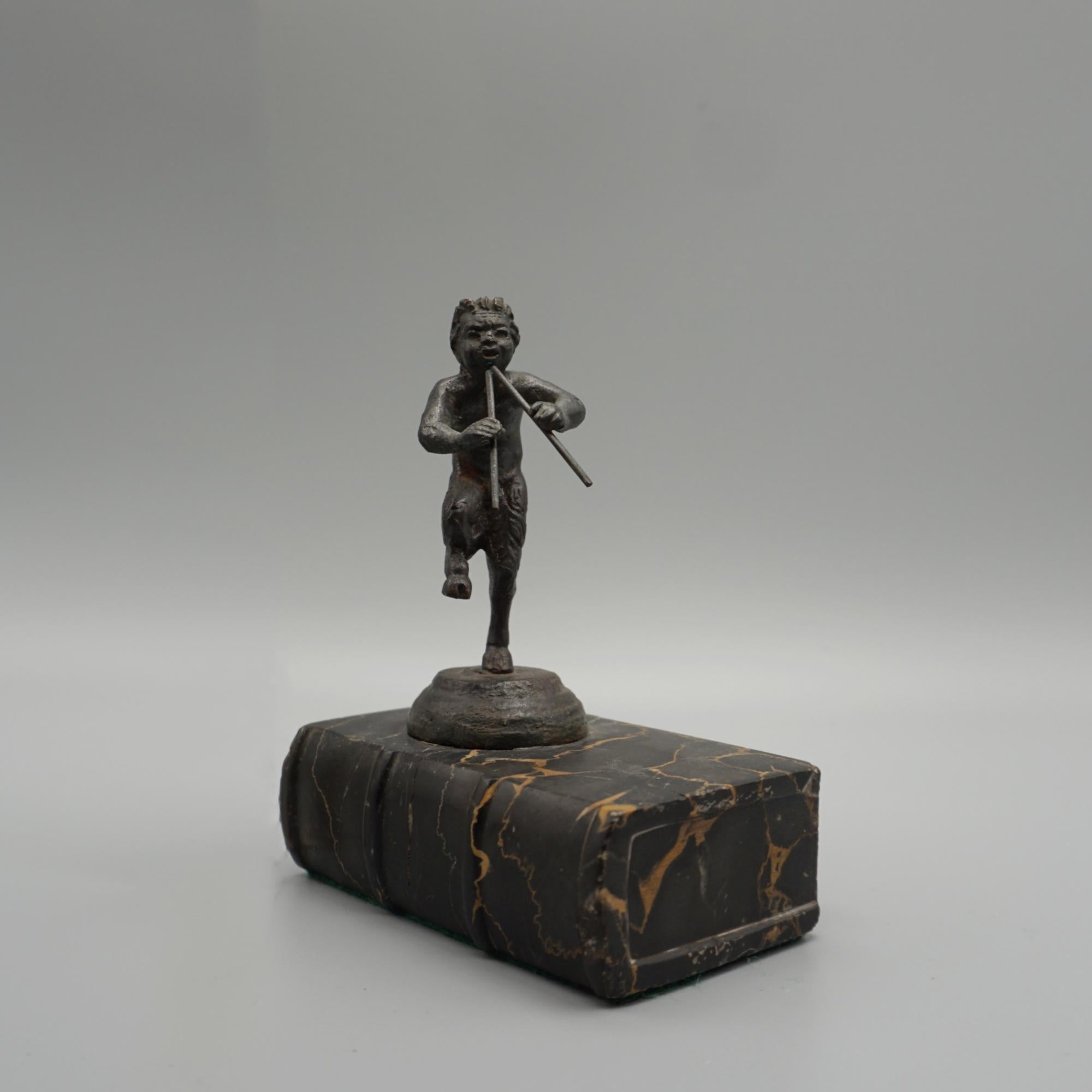 Bronzefigur des Pfeife spielenden Pan aus dem späten 19.  im Angebot 5