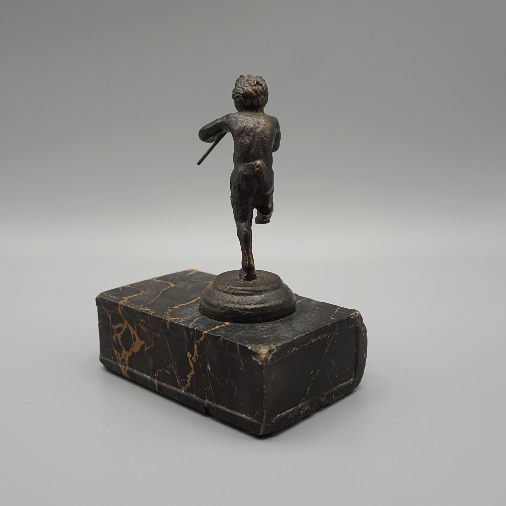 Bronzefigur des Pfeife spielenden Pan aus dem späten 19.  (19. Jahrhundert) im Angebot
