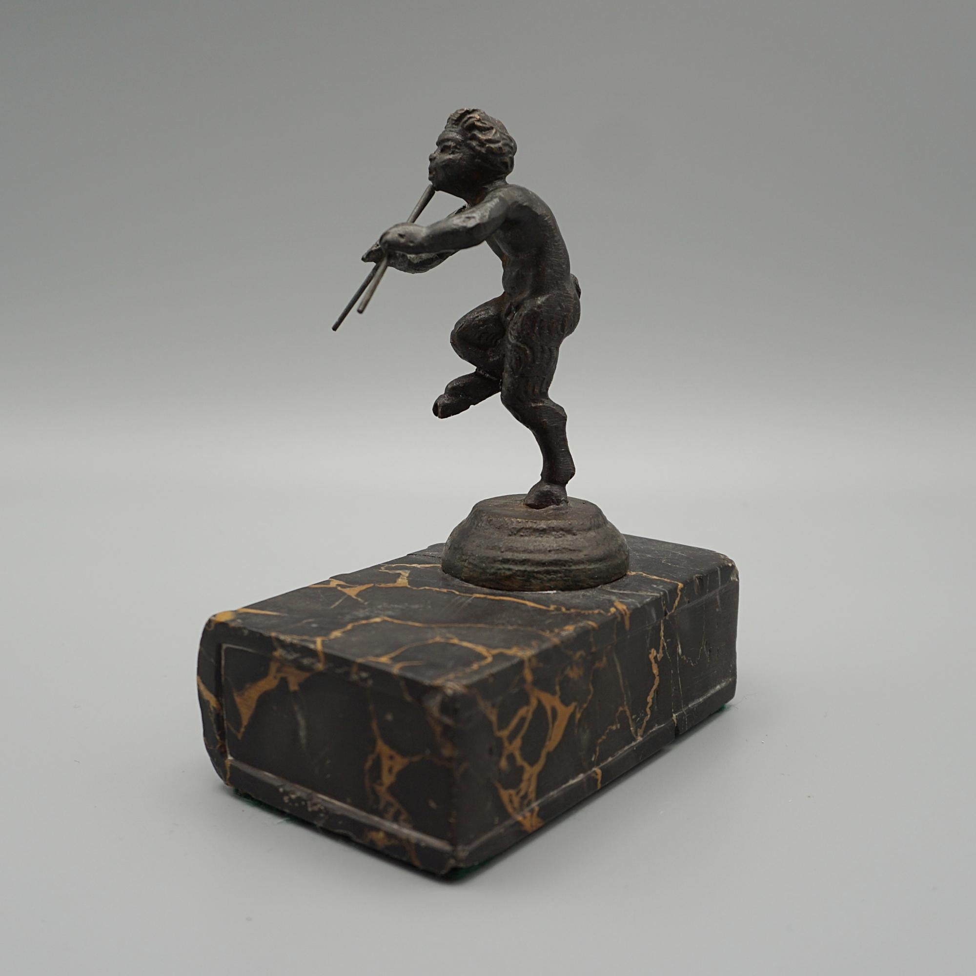Bronzefigur des Pfeife spielenden Pan aus dem späten 19.  im Angebot 1