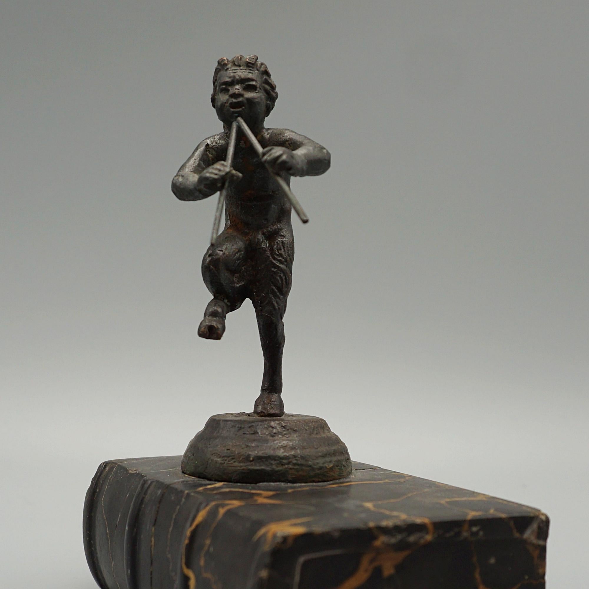 Bronzefigur des Pfeife spielenden Pan aus dem späten 19.  im Angebot 4