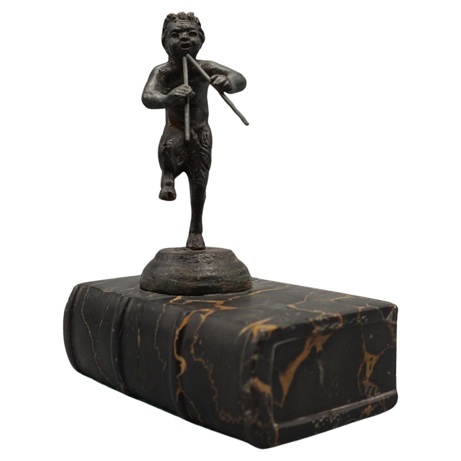 Fin du 19e siècle Figure en bronze de Pan jouant de la cornemuse 
