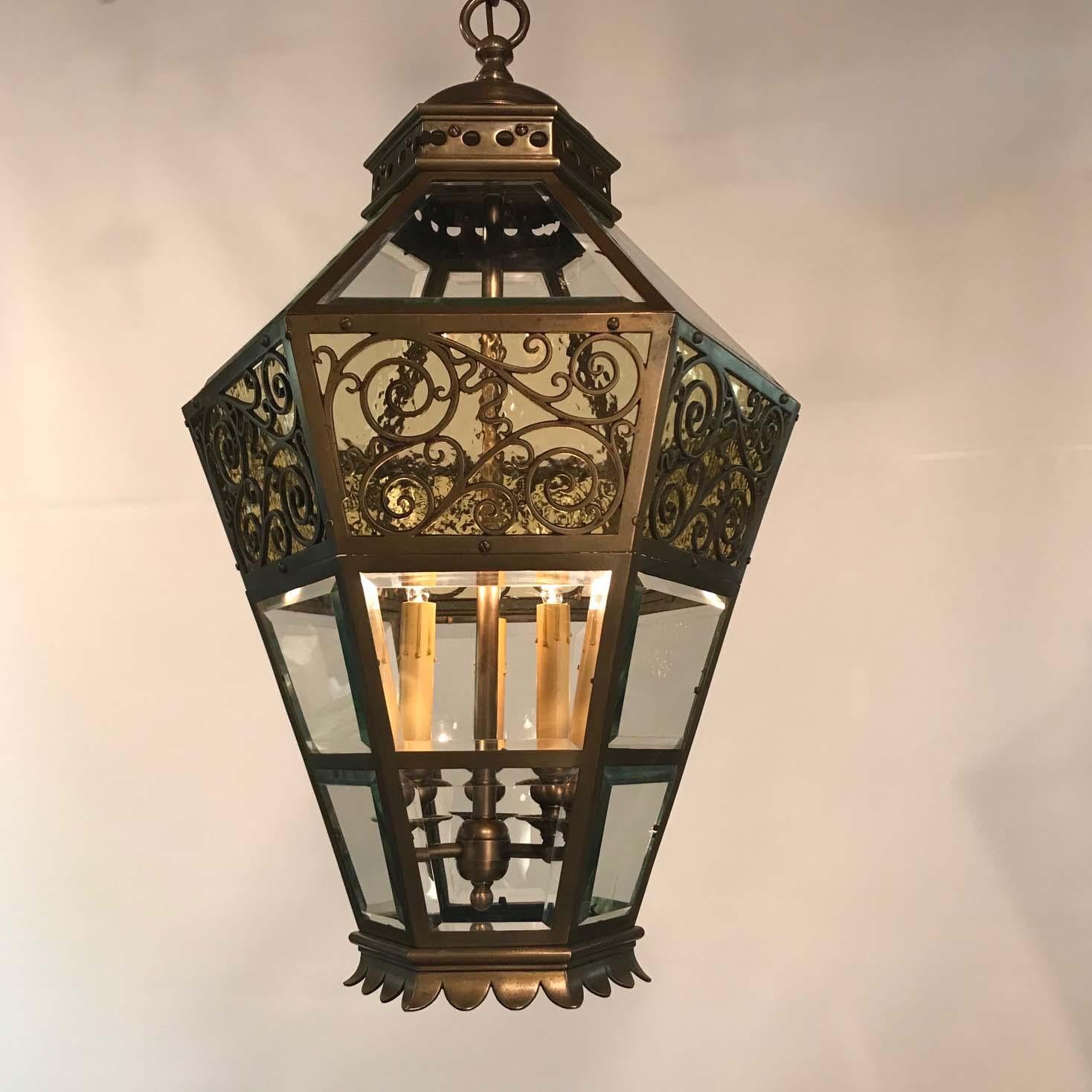 Late 19th Century Bronze Hanging Lantern In Good Condition For Sale In Montreal, QC