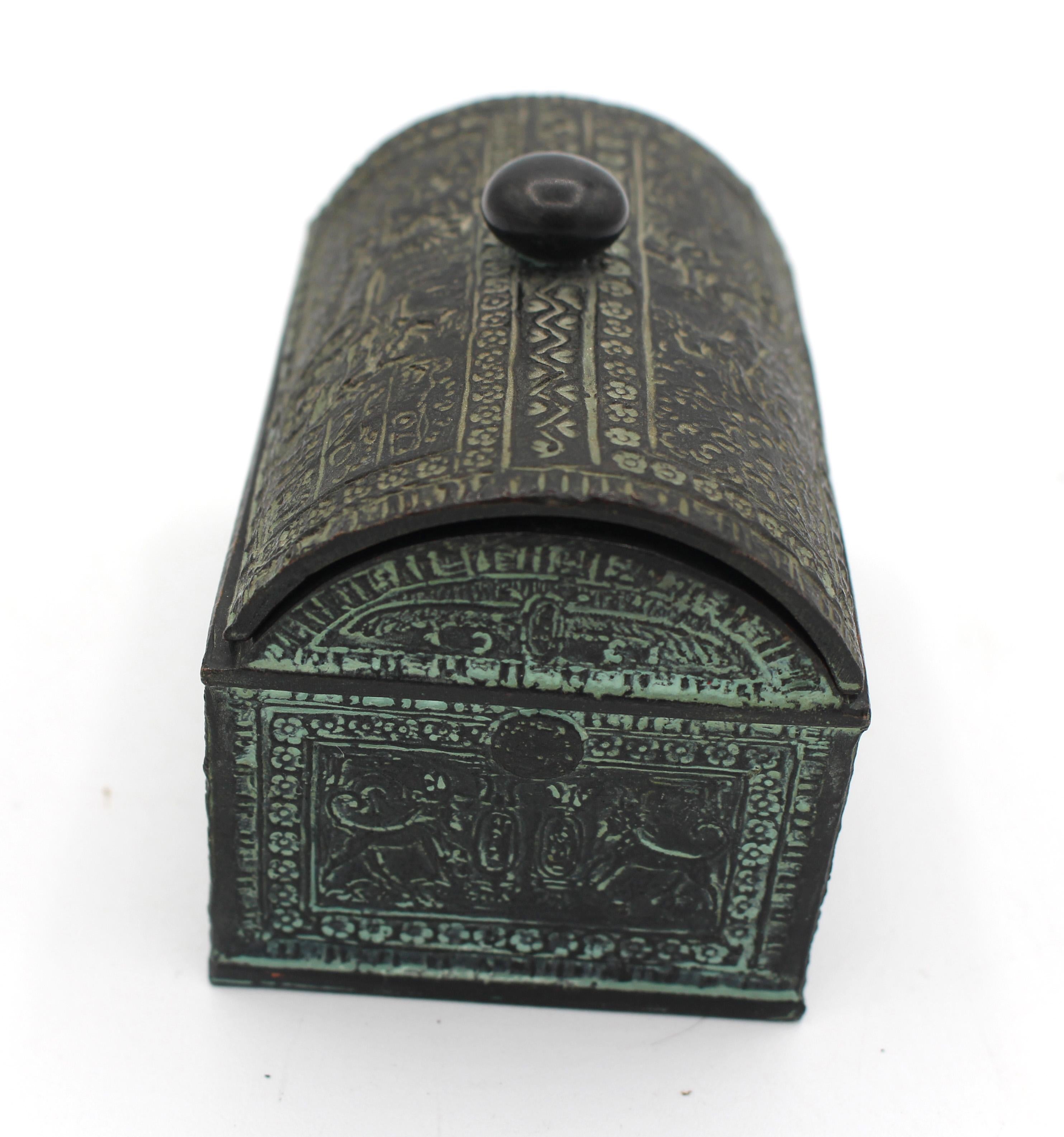 Coffret à bijoux en bronze de la fin du XIXe siècle, égyptien. Un souvenir du Grand Tour. Un pharaon conduit son char sur les grands panneaux. Les panneaux d'extrémité sont des sphinx opposés. Non marqué. 3,25