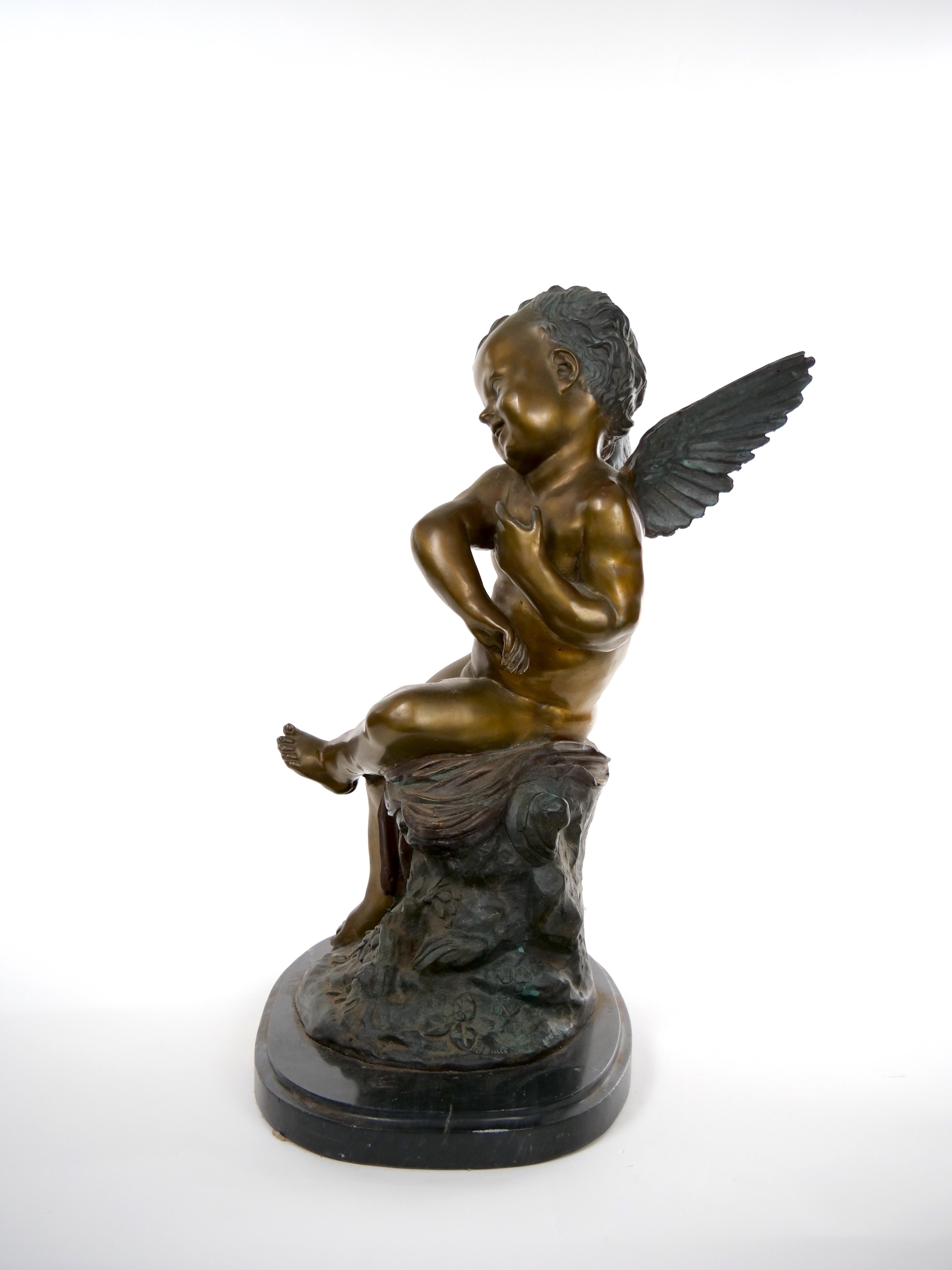 Grande sculpture figurative en bronze patiné de la fin du XIXe siècle, bien exécutée, représentant un Cupidon assis et un putti ailé reposant sur une base ovale en marbre. La pièce est en très bon état. Usure mineure et petit éclat à la base en