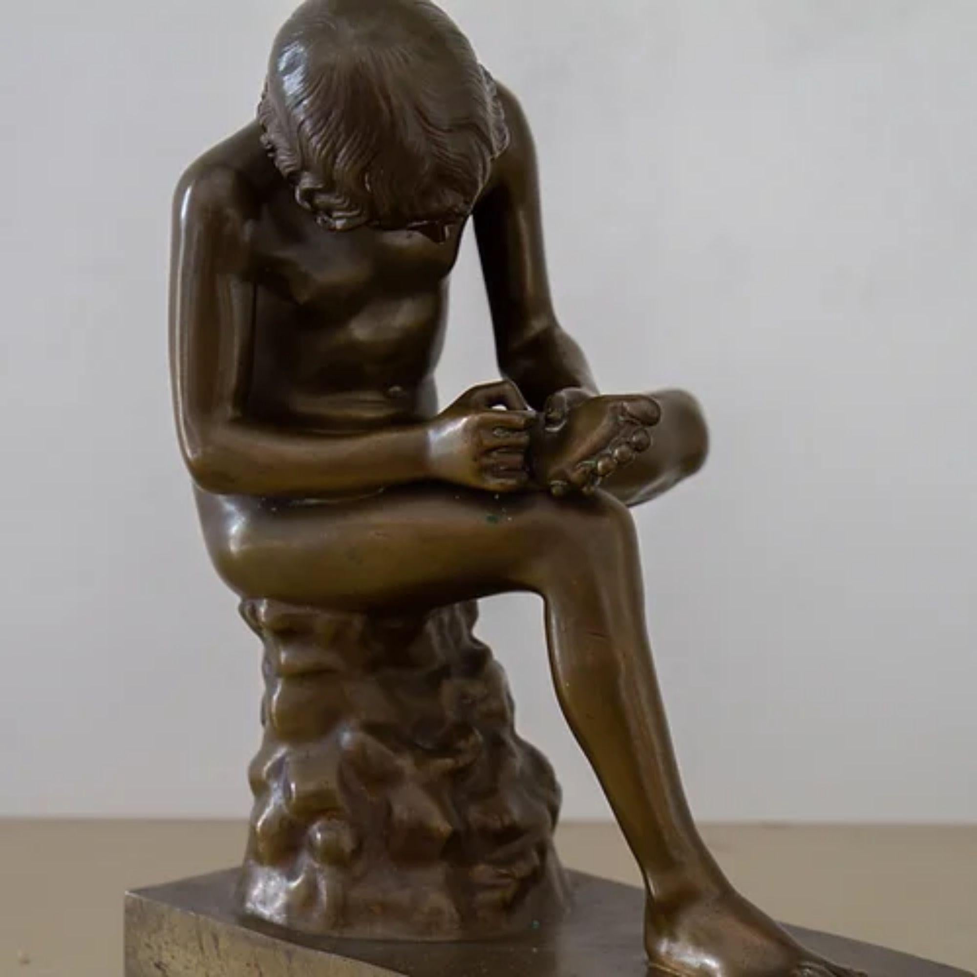Modello in bronzo francese della fine del XIX secolo raffigurante un ragazzo che si toglie una spina dal piede, noto anche come Spinario o Fedele, recante il marchio della fonderia F Barbedienne, Fondeur e il timbro 