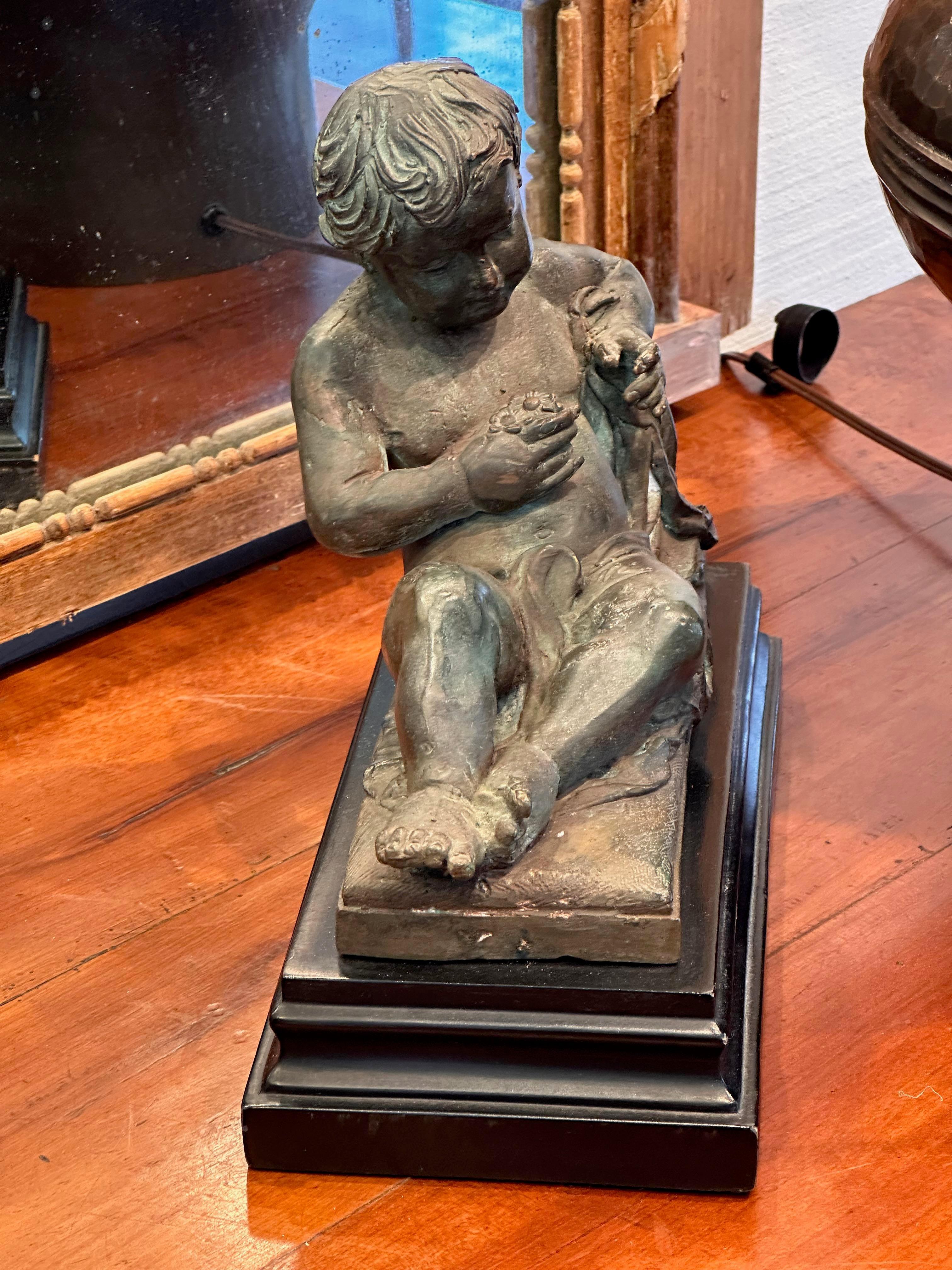 Bronze Sculpture Putti en bronze sur socle de la fin du 19e siècle en vente