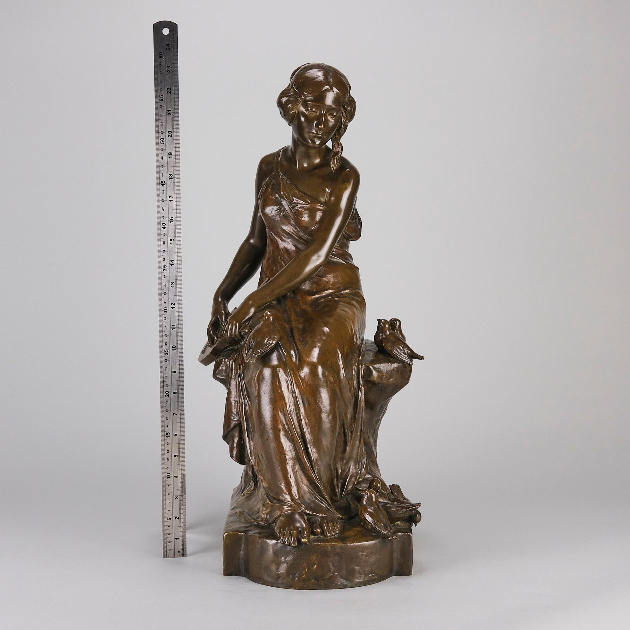 Scultura in bronzo della fine del XIX secolo intitolata Femme avec Oiseau di Maurice Bouval in vendita 3