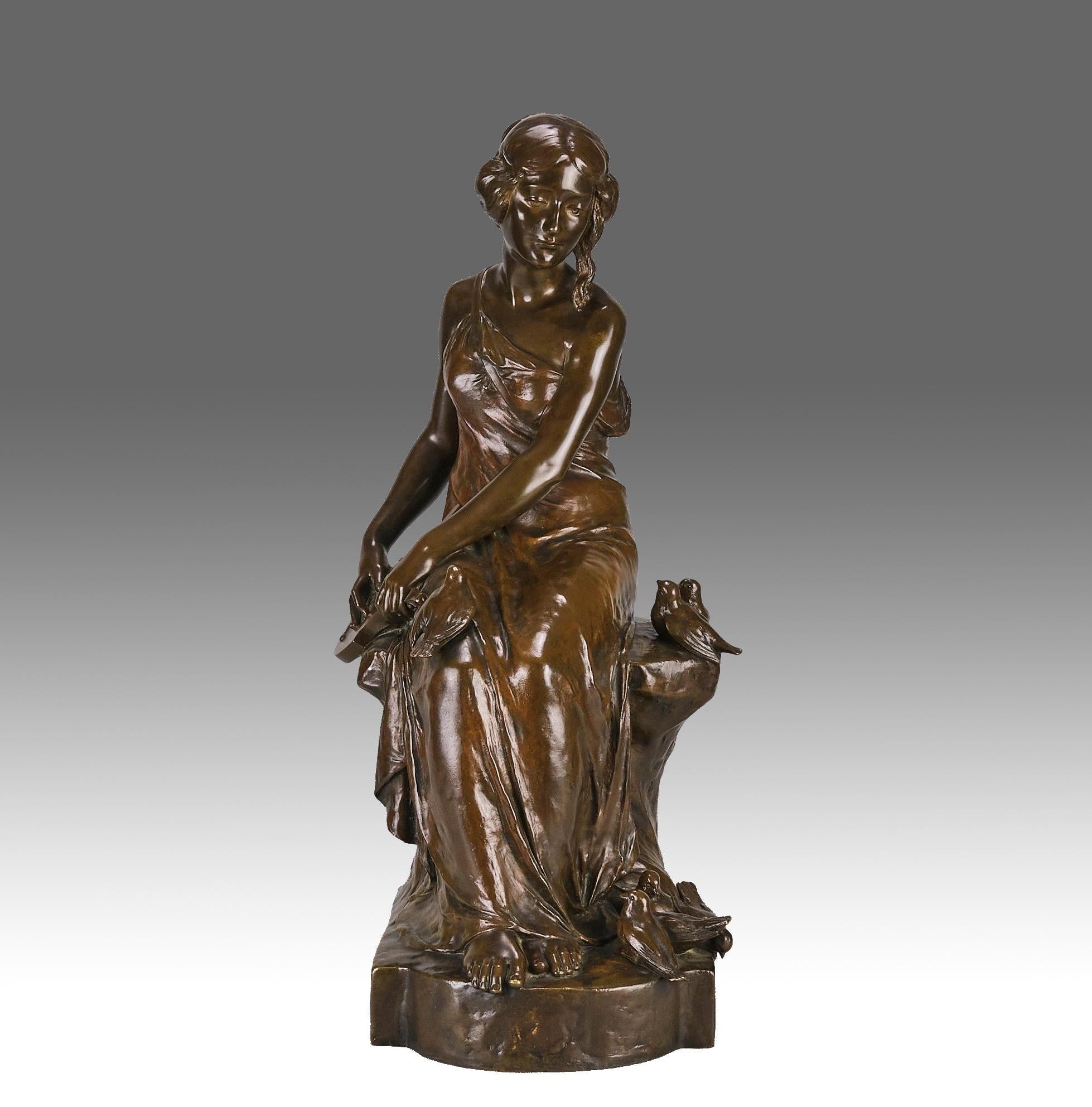 Una favolosa figura in bronzo Art Nouveau di una giovane bellezza seduta su una roccia circondata da uccelli mentre regge un liuto, con colori eccellenti e dettagli di superficie cesellati a mano, sollevata su una base di marmo decorativa e firmata