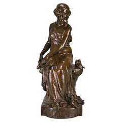 Sculpture en bronze de la fin du XIXe siècle intitulée Femme avec Oiseau par Maurice Bouval