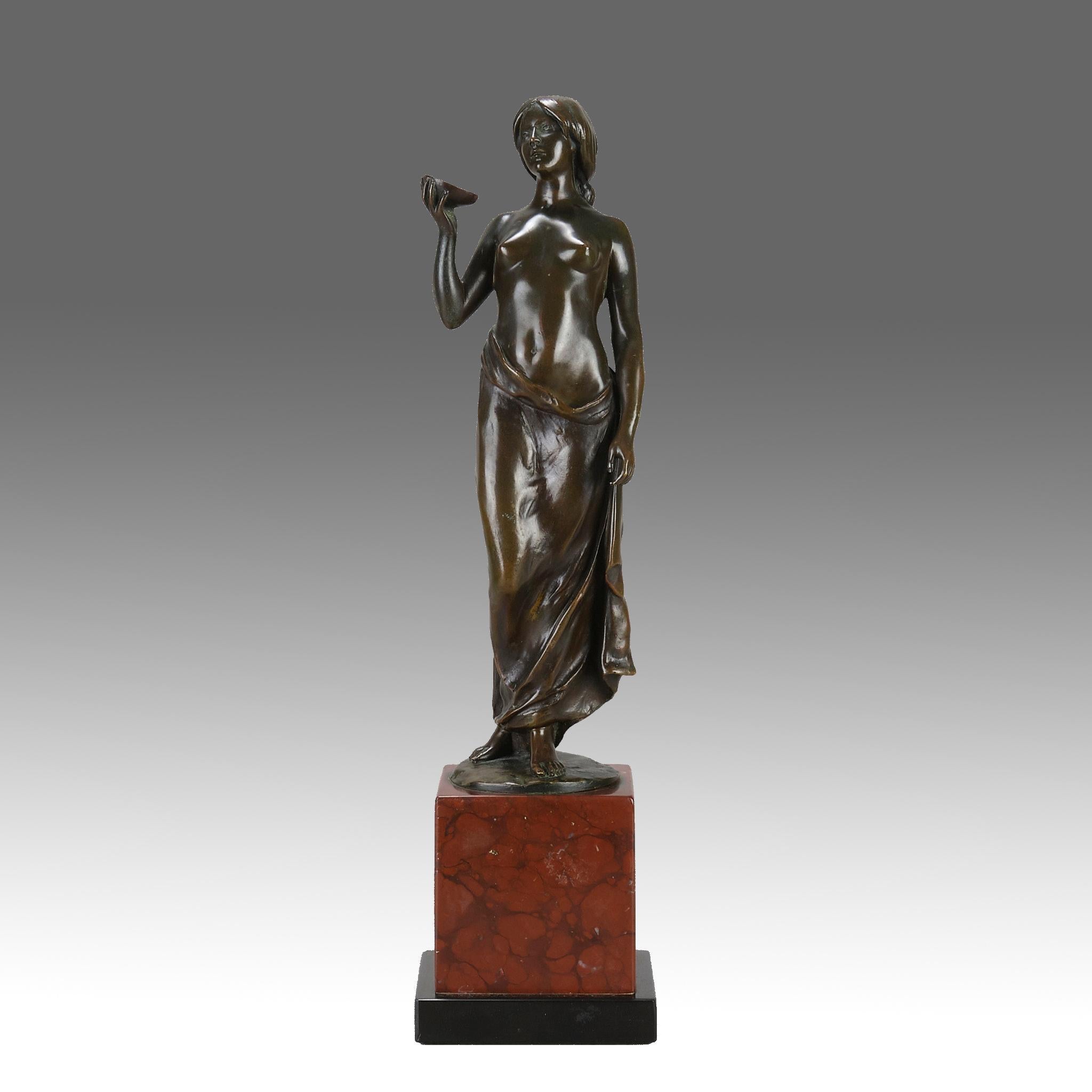 Un'attraente figura in bronzo della fine del XIX secolo di una bellezza Art Nouveau con uno scialle avvolto intorno al ventre che regge una ciotola, con un bel colore e un eccellente dettaglio superficiale rifinito a mano, sollevata su una base