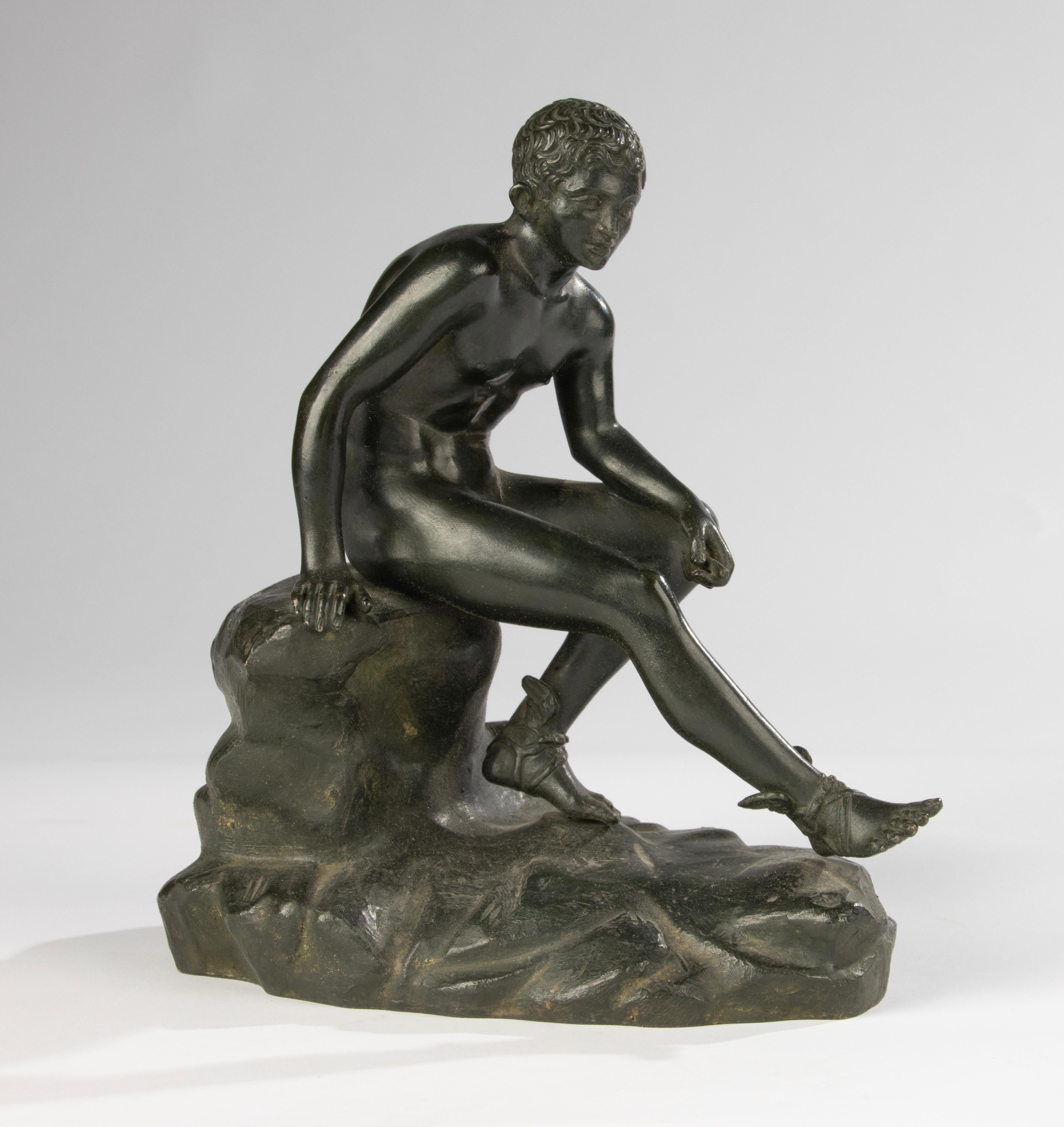 Elegante scultura in bronzo finemente fusa di Hermes, Francia, 1890 circa. Hermes, il messaggero degli dei nella mitologia classica, è un simbolo di comunicazione, viaggio, intelligenza e rapidità. Questa splendida figura modellata, seduta con