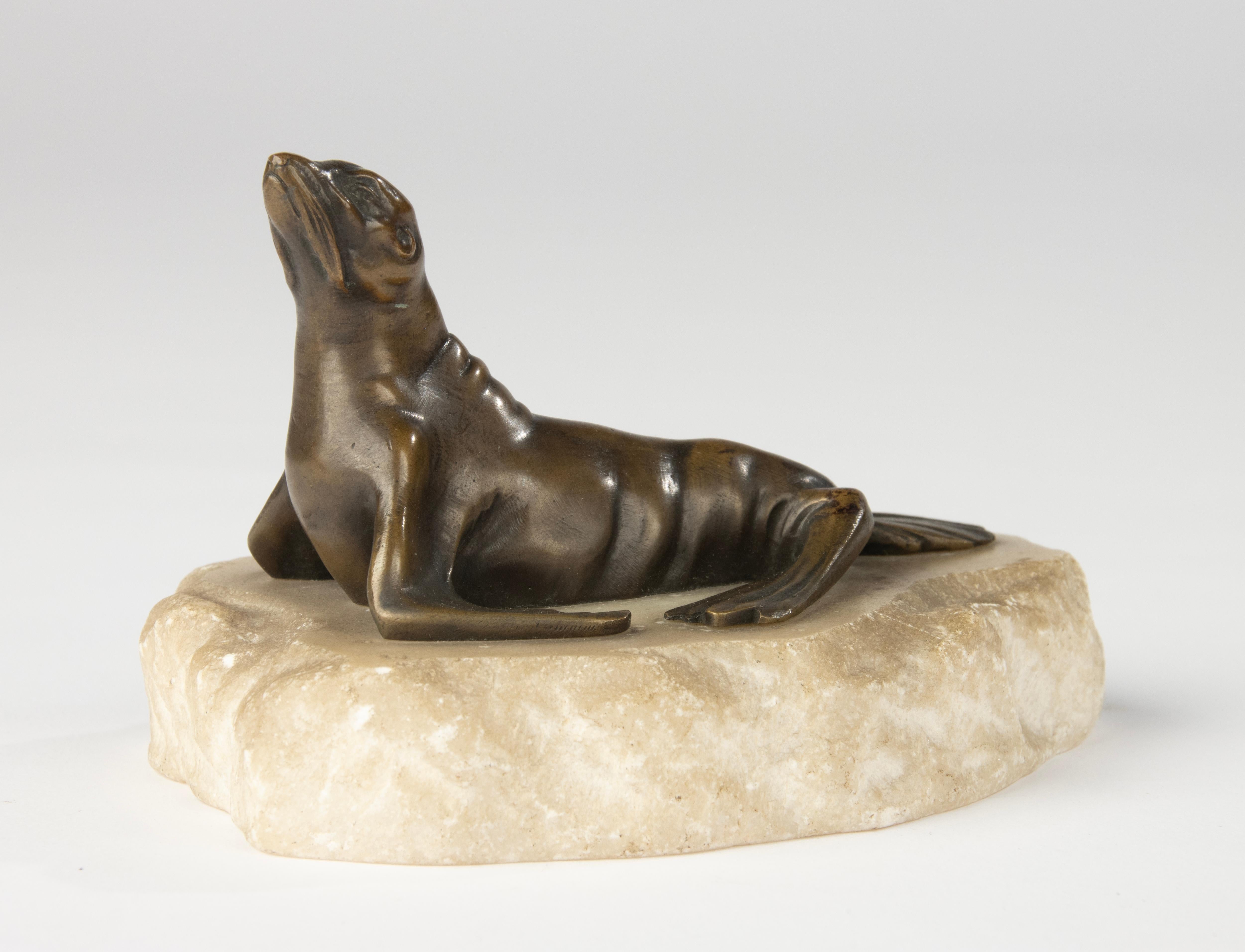 Scultura in bronzo della fine del XIX secolo raffigurante un leone marino su una base di alabastro in vendita 3