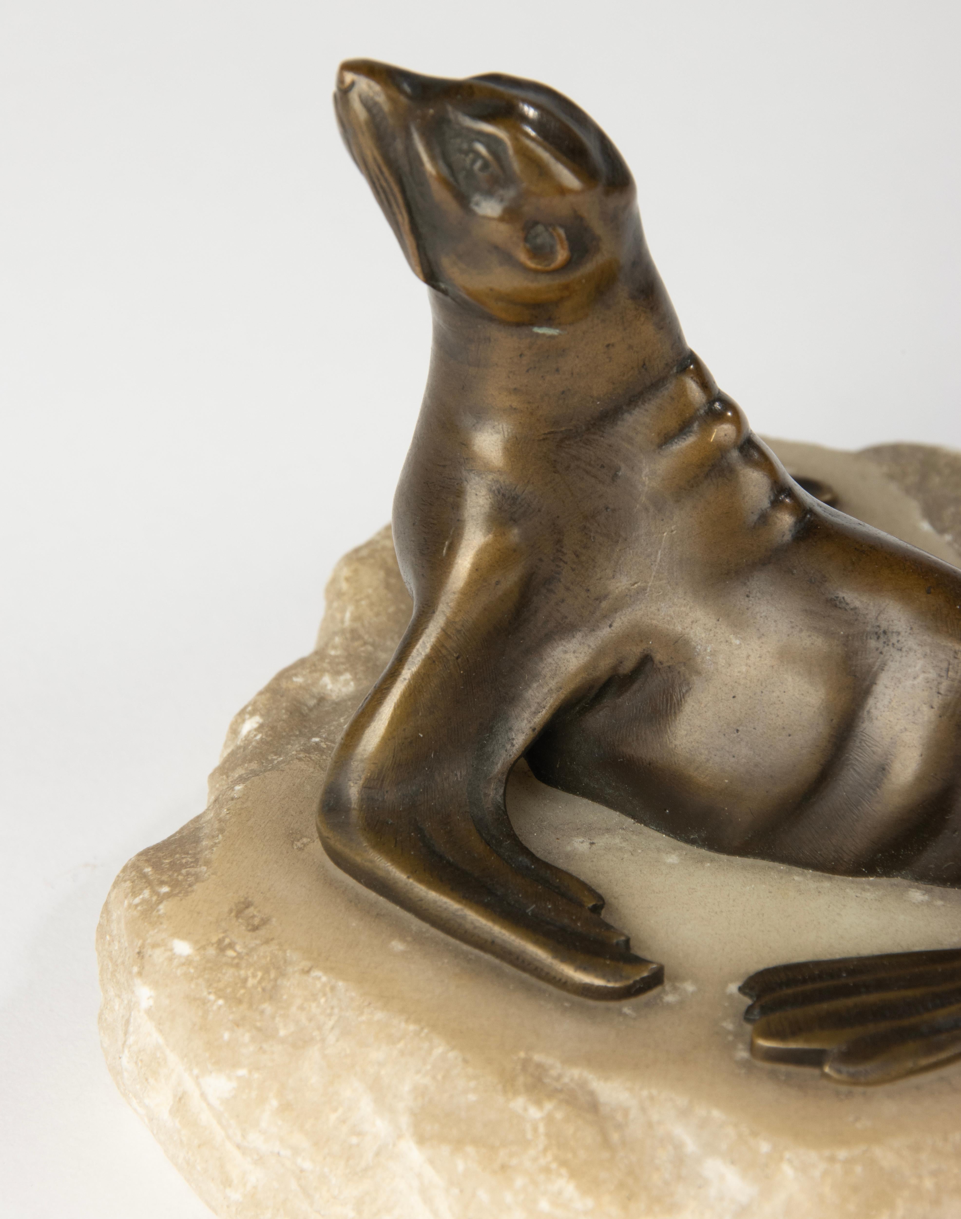 Scultura in bronzo della fine del XIX secolo raffigurante un leone marino su una base di alabastro in vendita 4