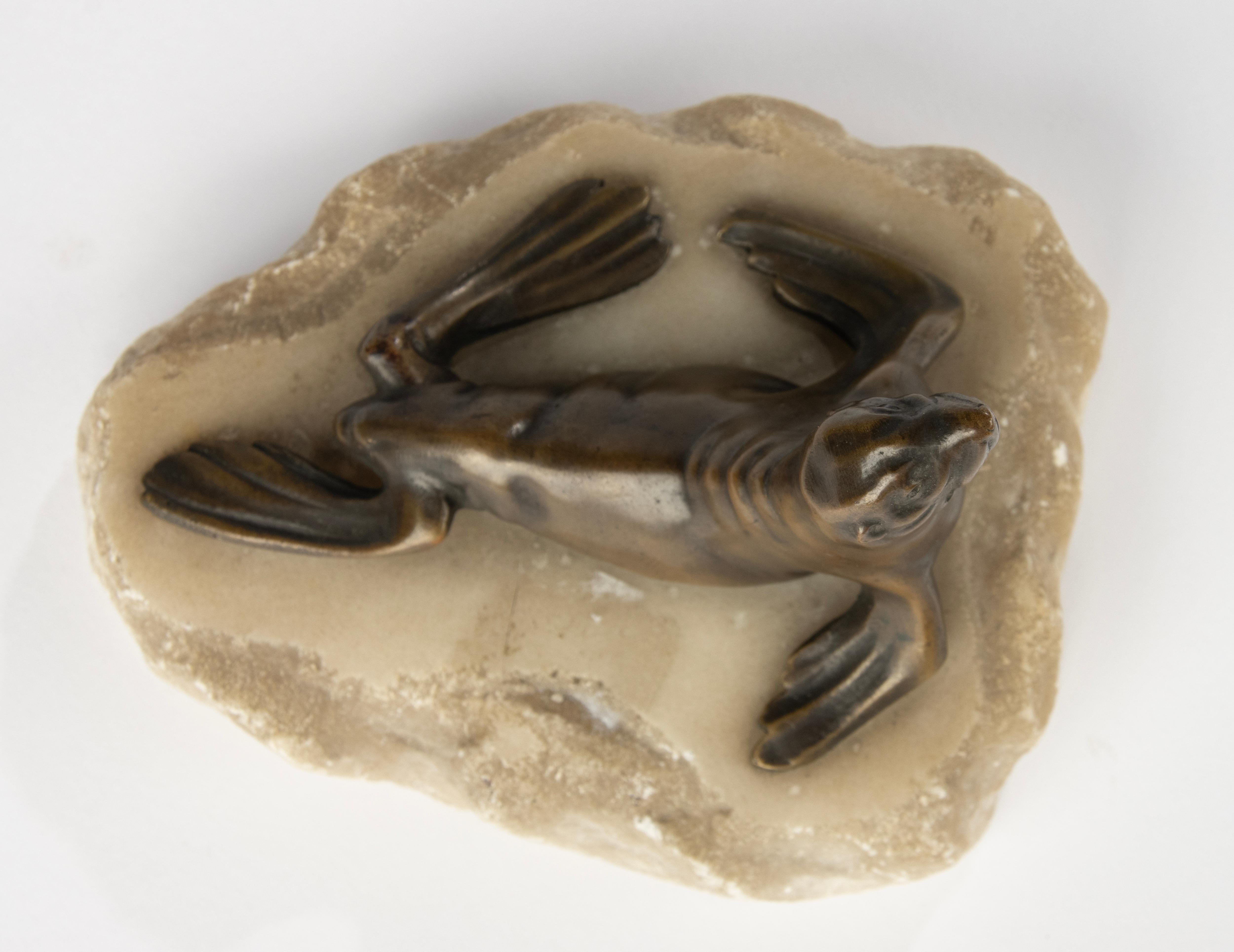 Scultura in bronzo della fine del XIX secolo raffigurante un leone marino su una base di alabastro in vendita 5