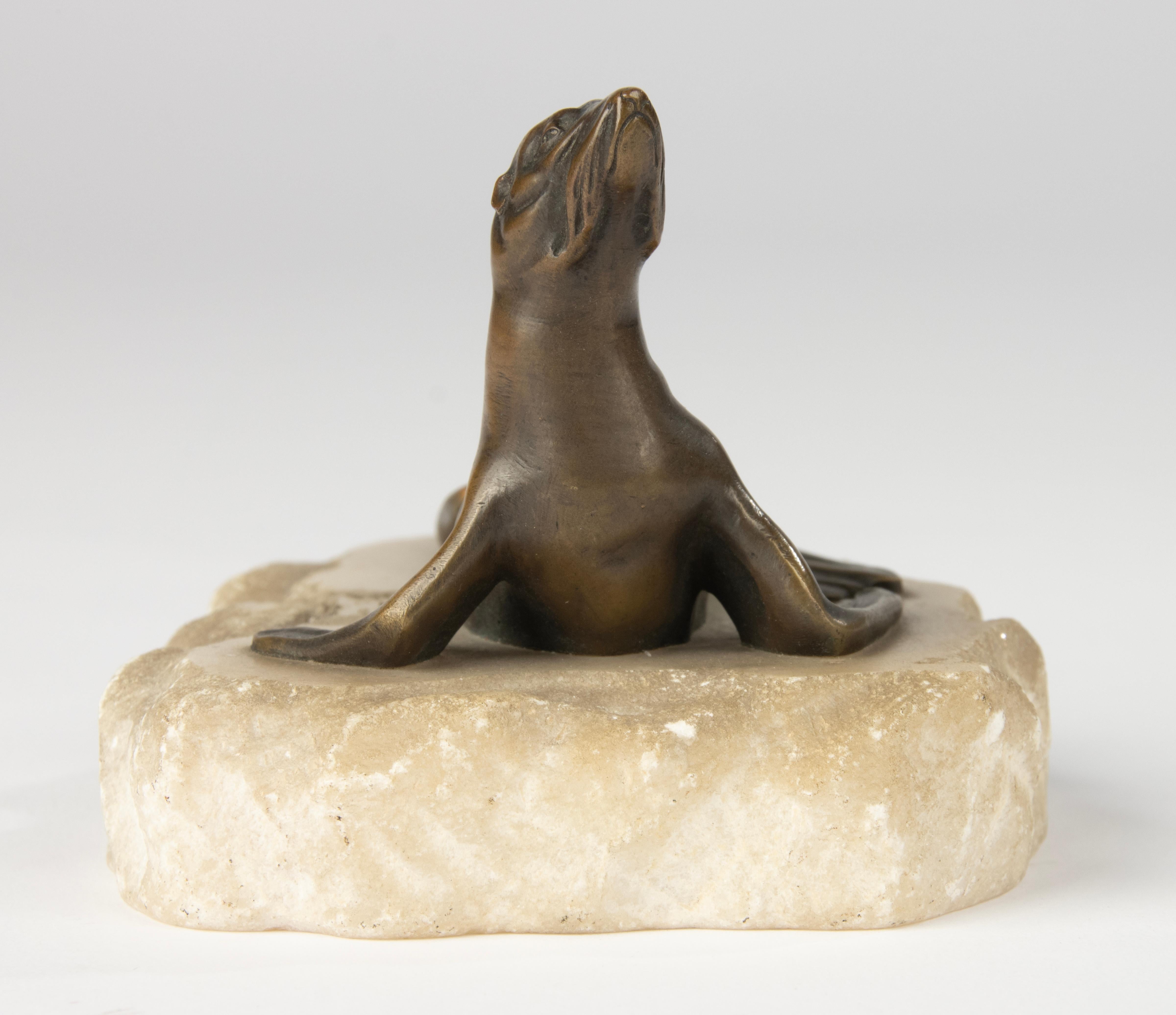 Scultura in bronzo della fine del XIX secolo raffigurante un leone marino su una base di alabastro in vendita 6