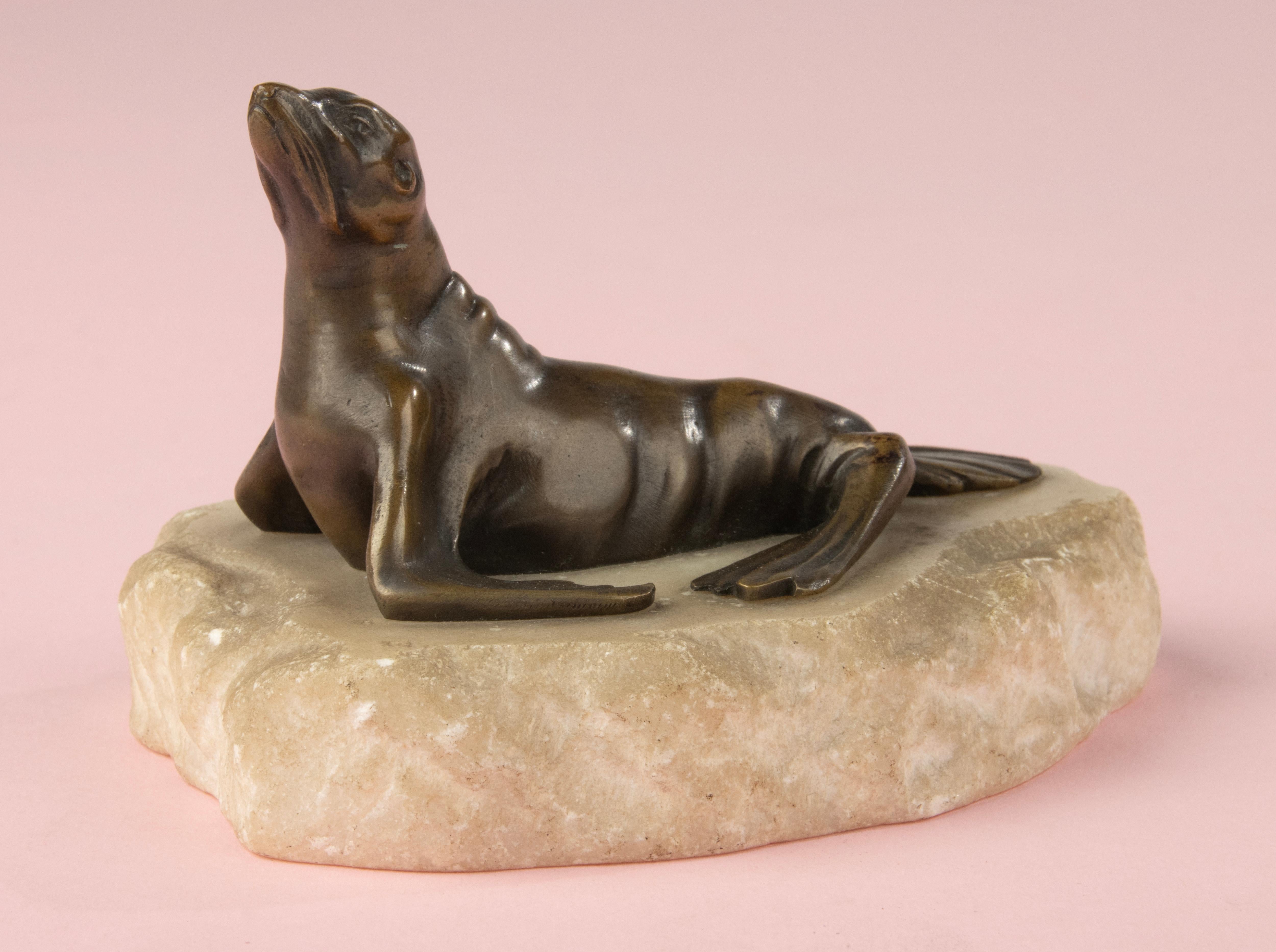 Scultura in bronzo della fine del XIX secolo raffigurante un leone marino su una base di alabastro in vendita 7