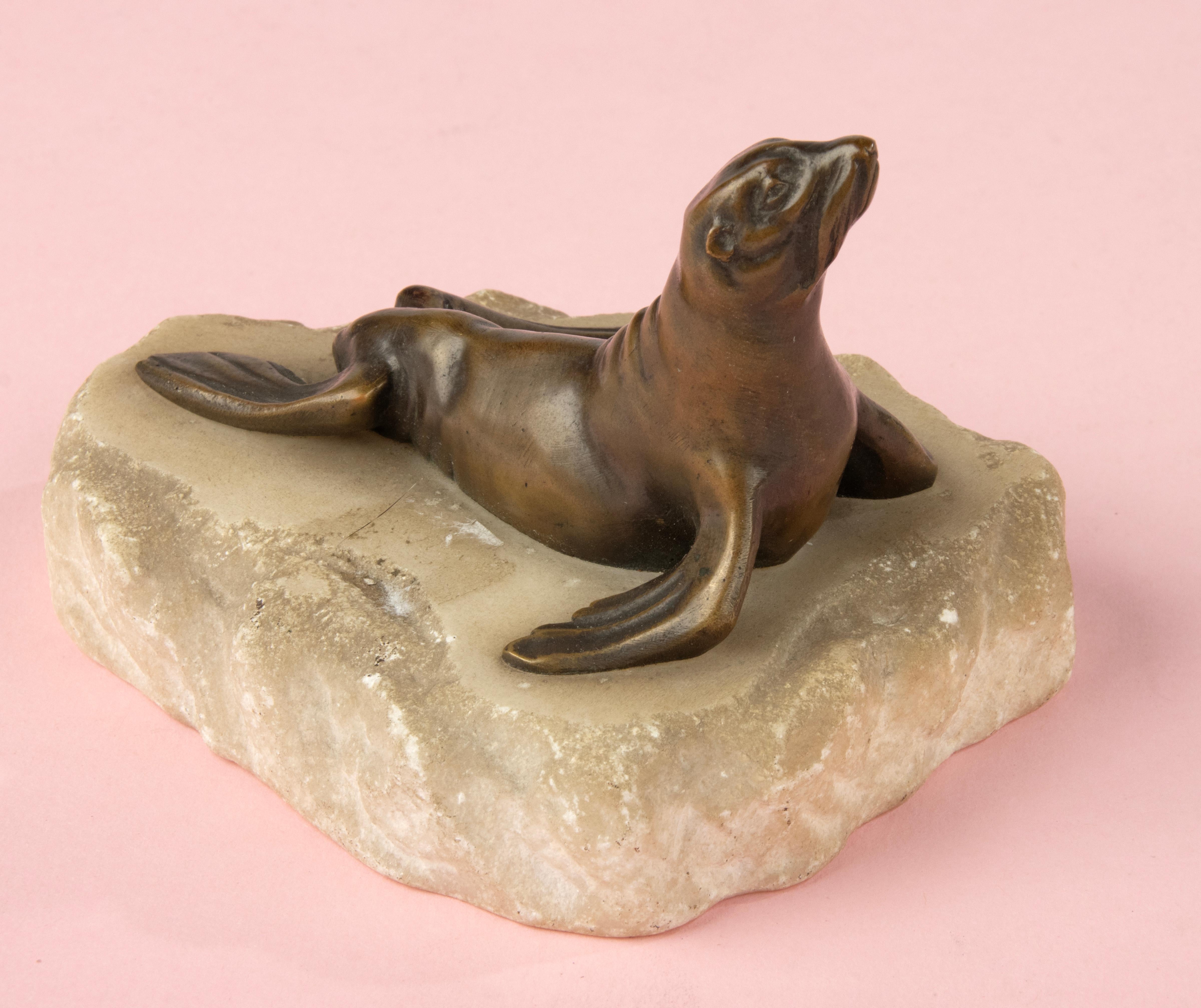 Scultura in bronzo della fine del XIX secolo raffigurante un leone marino su una base di alabastro in vendita 8