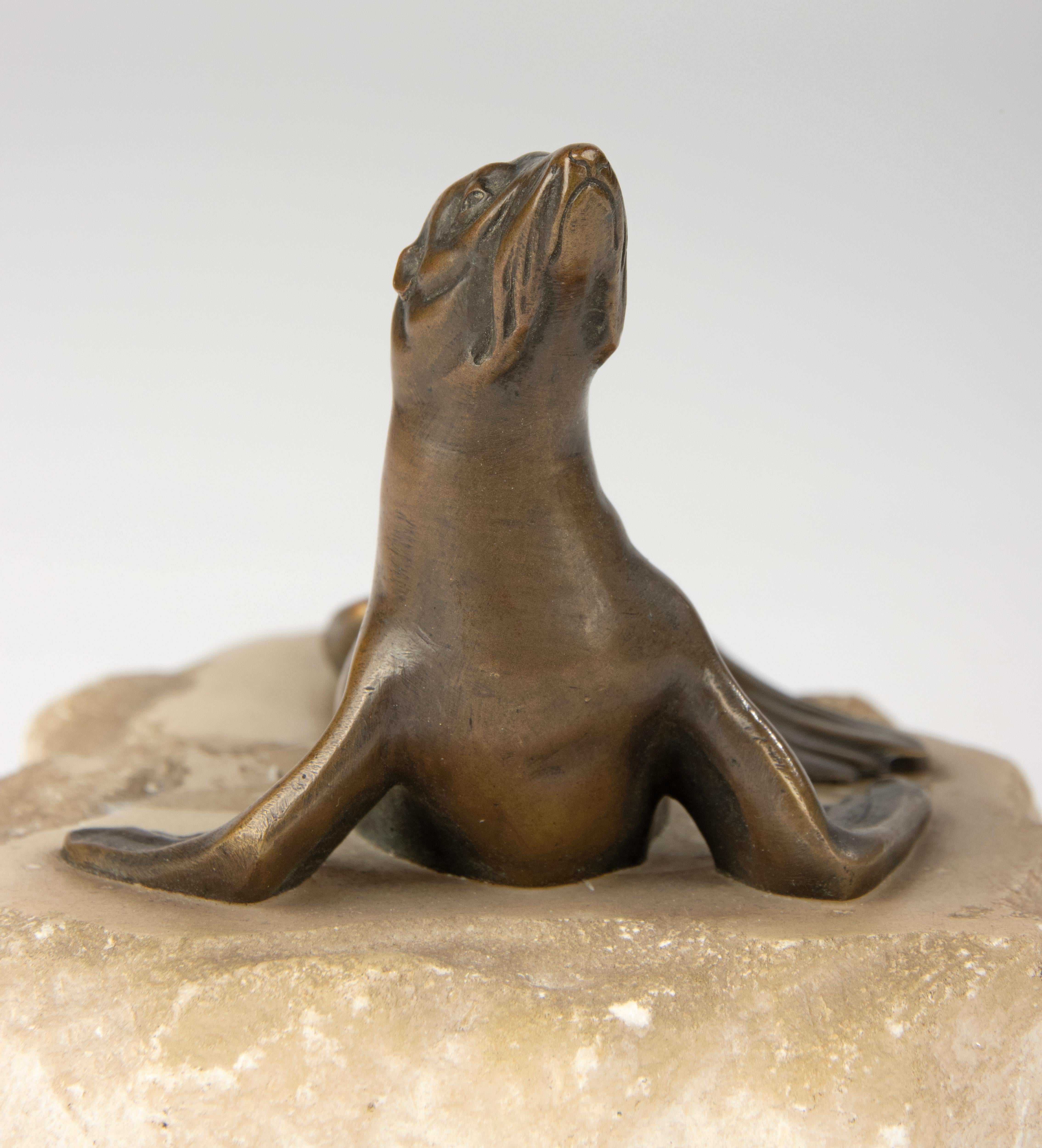 Belle Époque Scultura in bronzo della fine del XIX secolo raffigurante un leone marino su una base di alabastro in vendita